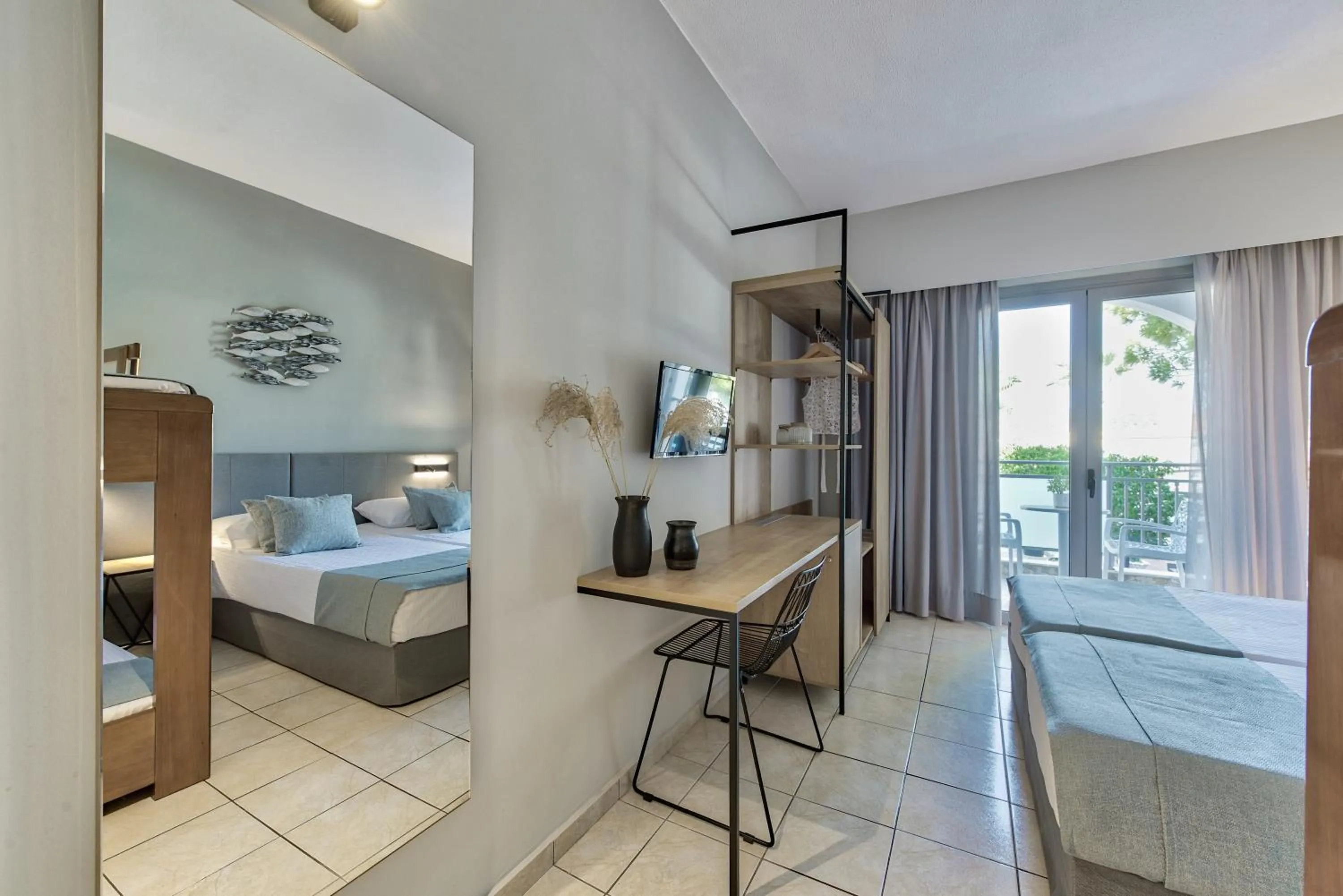 Pool view, Bed in Contessa Hotel