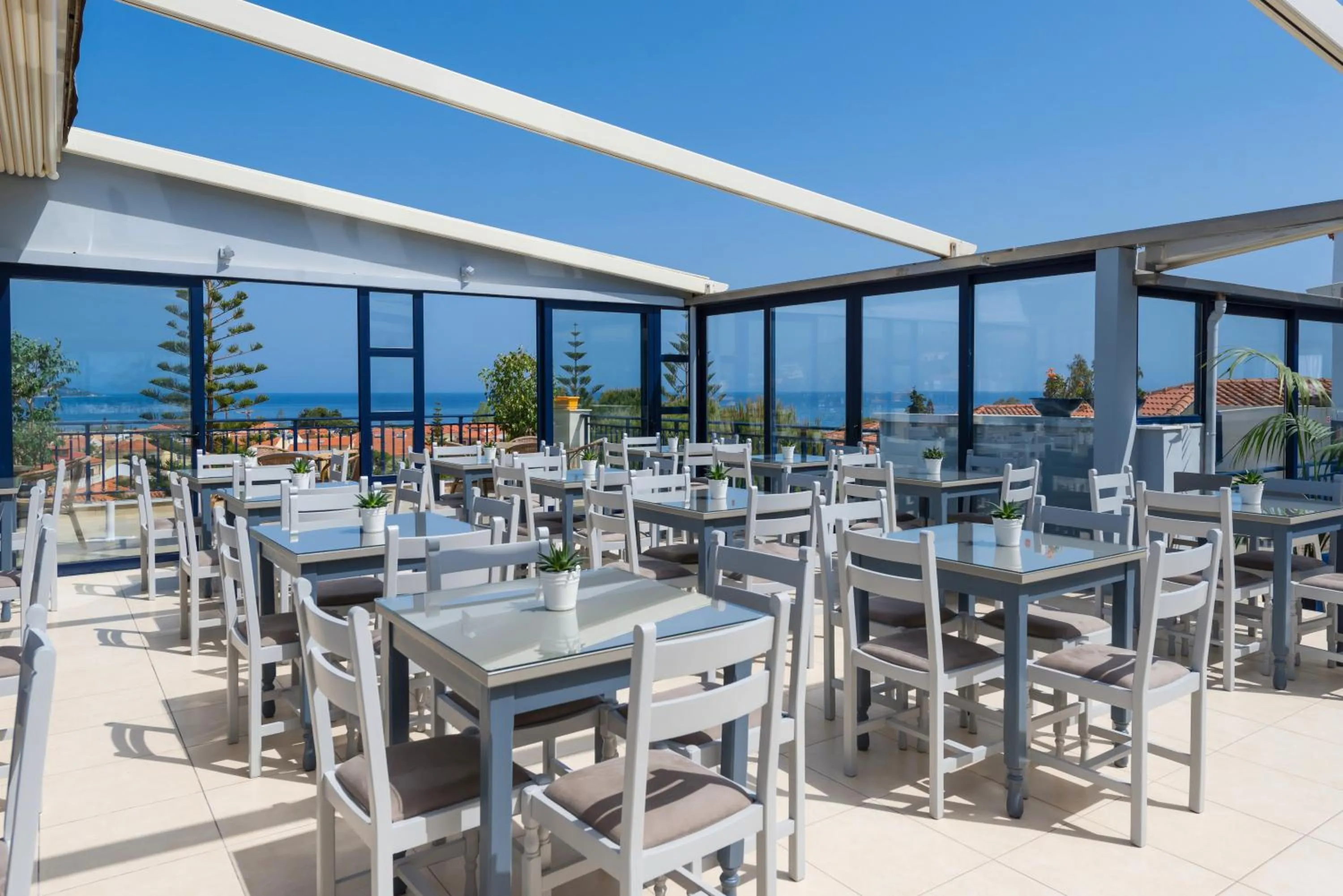 Restaurant/places to eat in Contessa Hotel