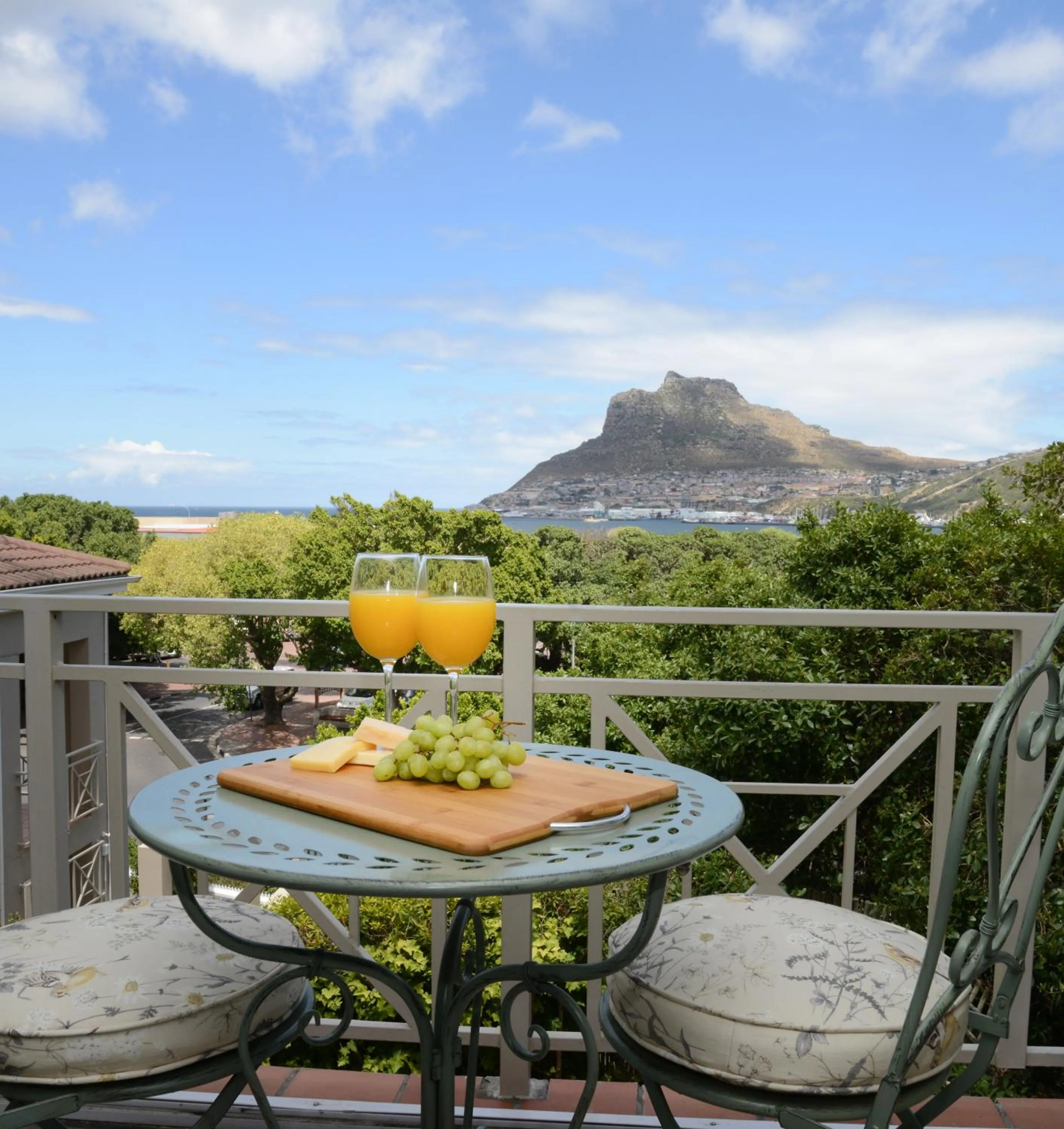 dk villas 1 Harbour View Hout Bay