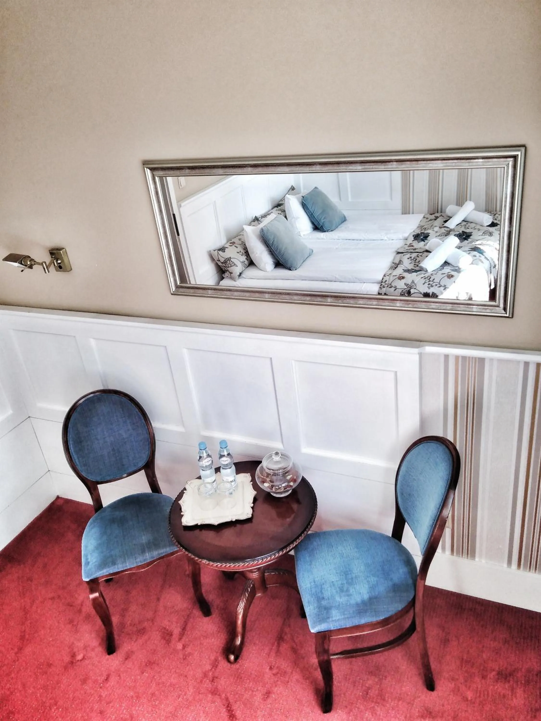 Seating area in American House Hennela