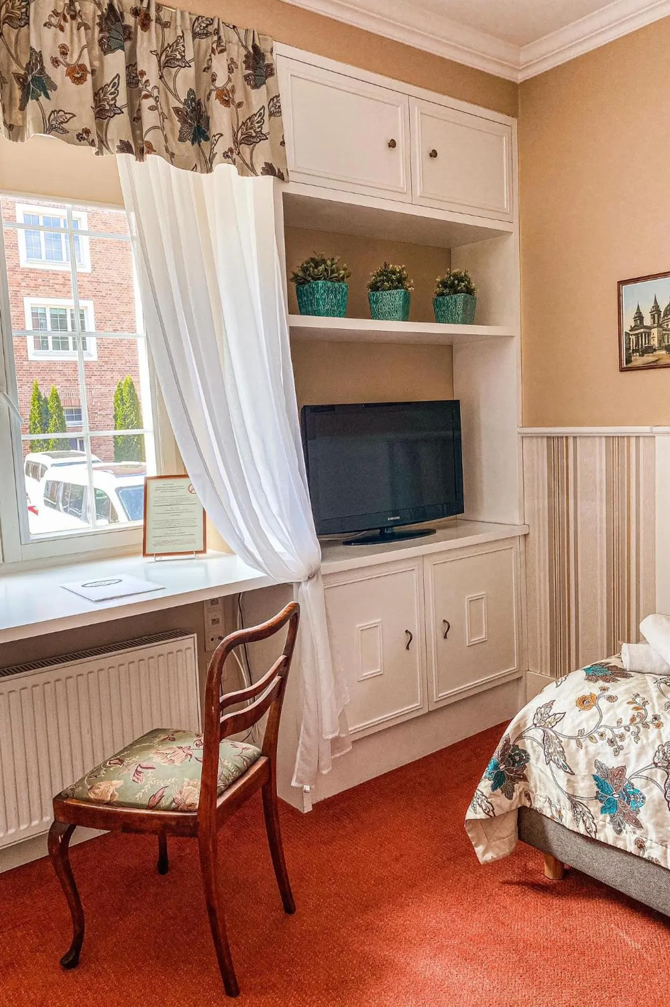 Photo of the whole room, Bed in American House Hennela