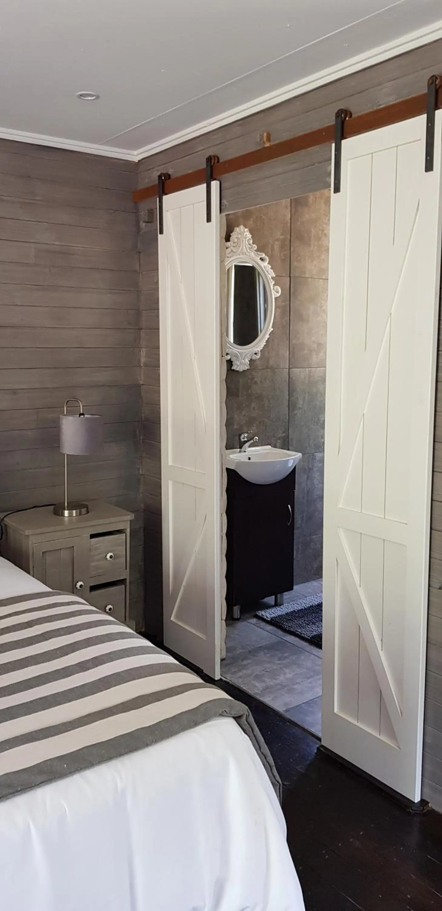 Bathroom, Bed in River Rock Lodge