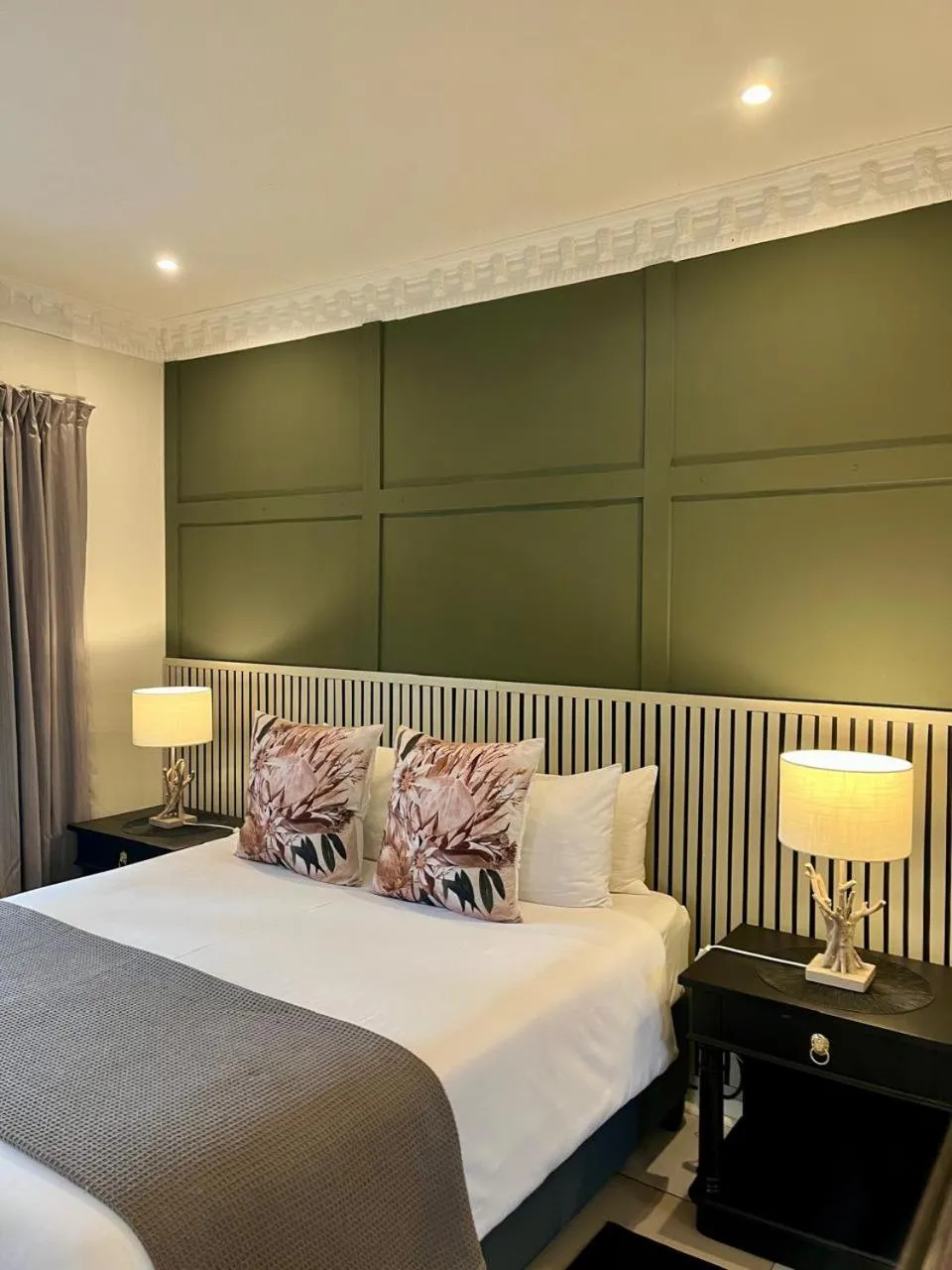 Bedroom, Bed in River Rock Lodge