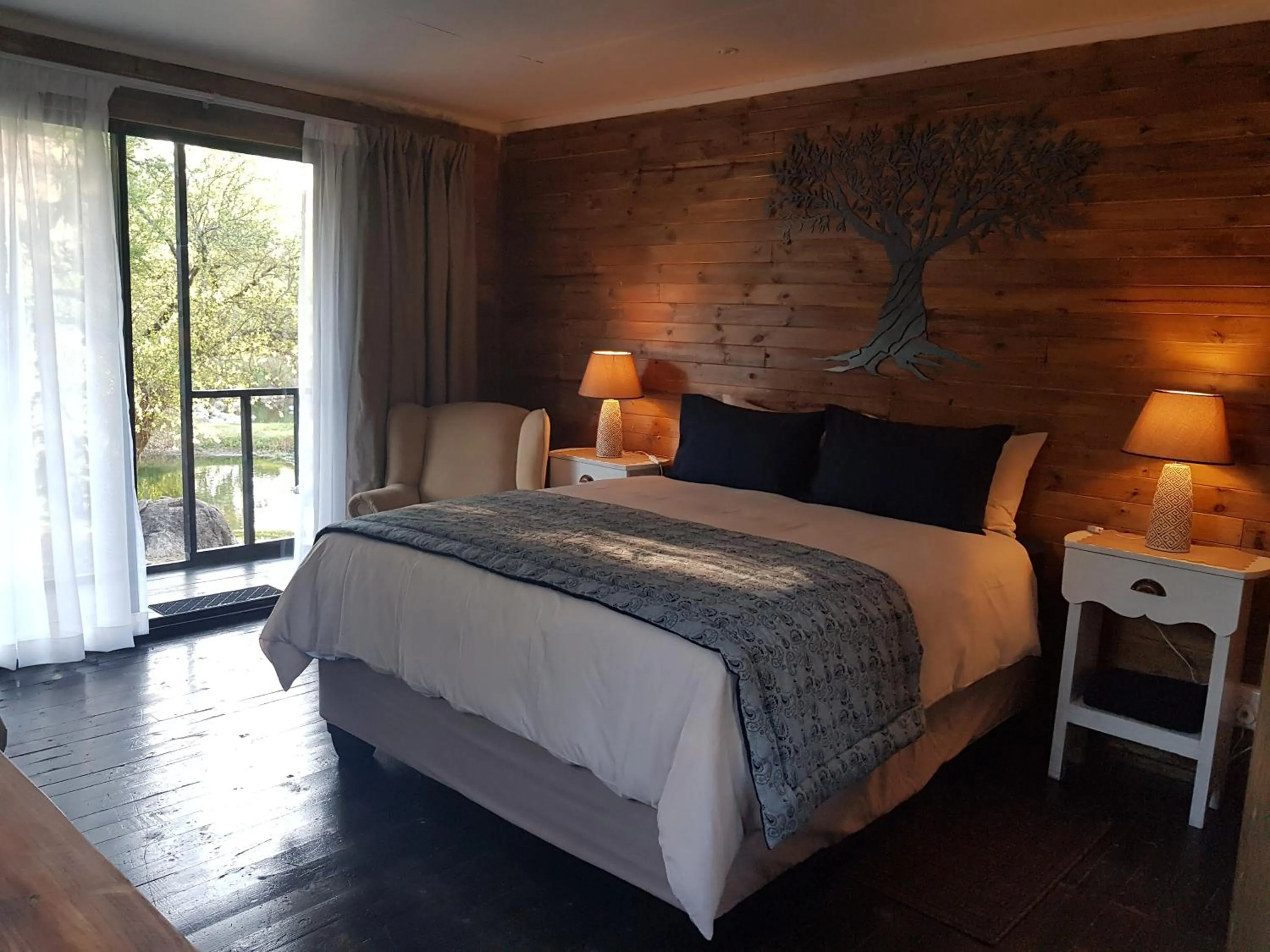 Patio, Bed in River Rock Lodge