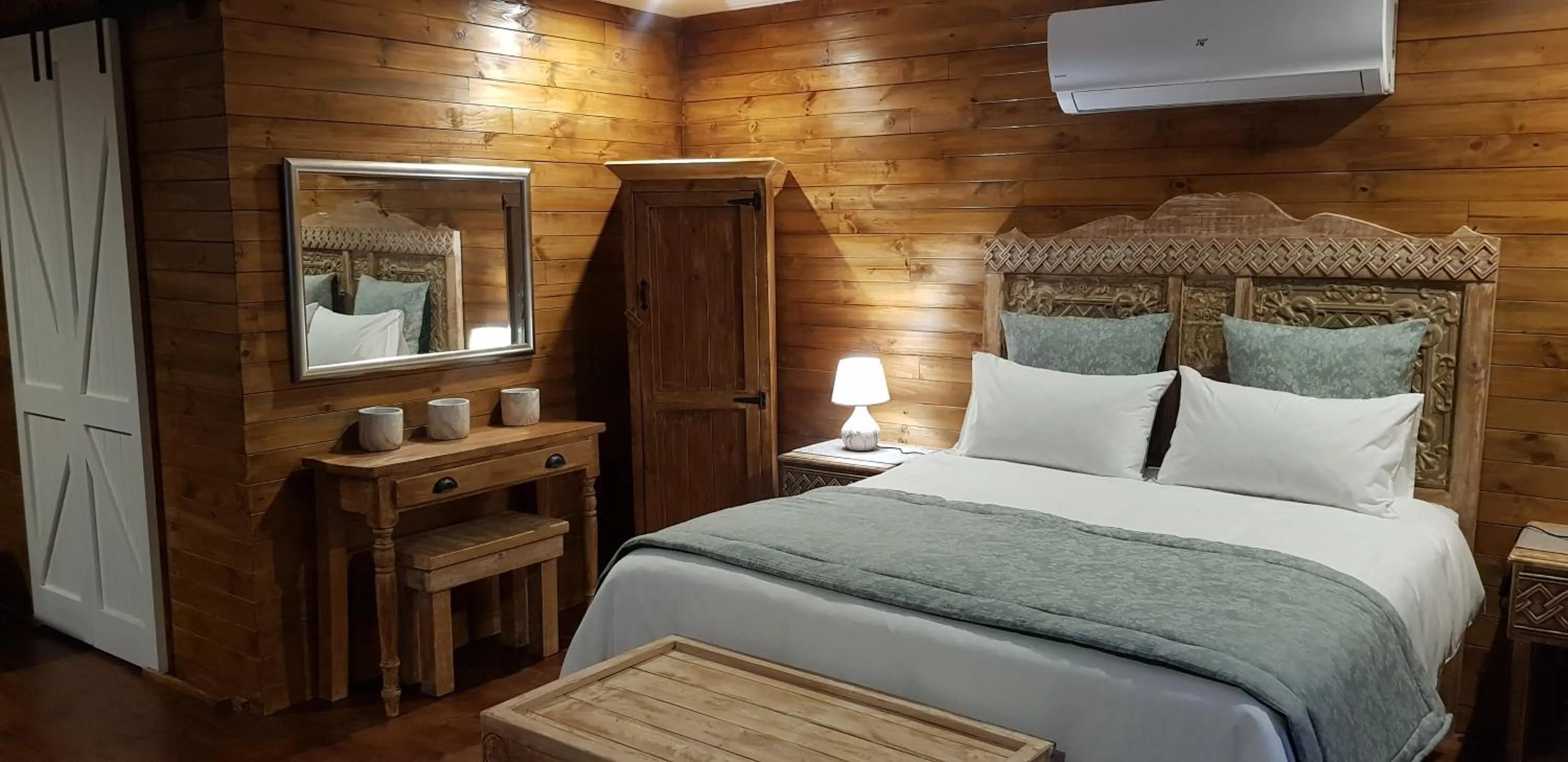 Bedroom, Bed in River Rock Lodge