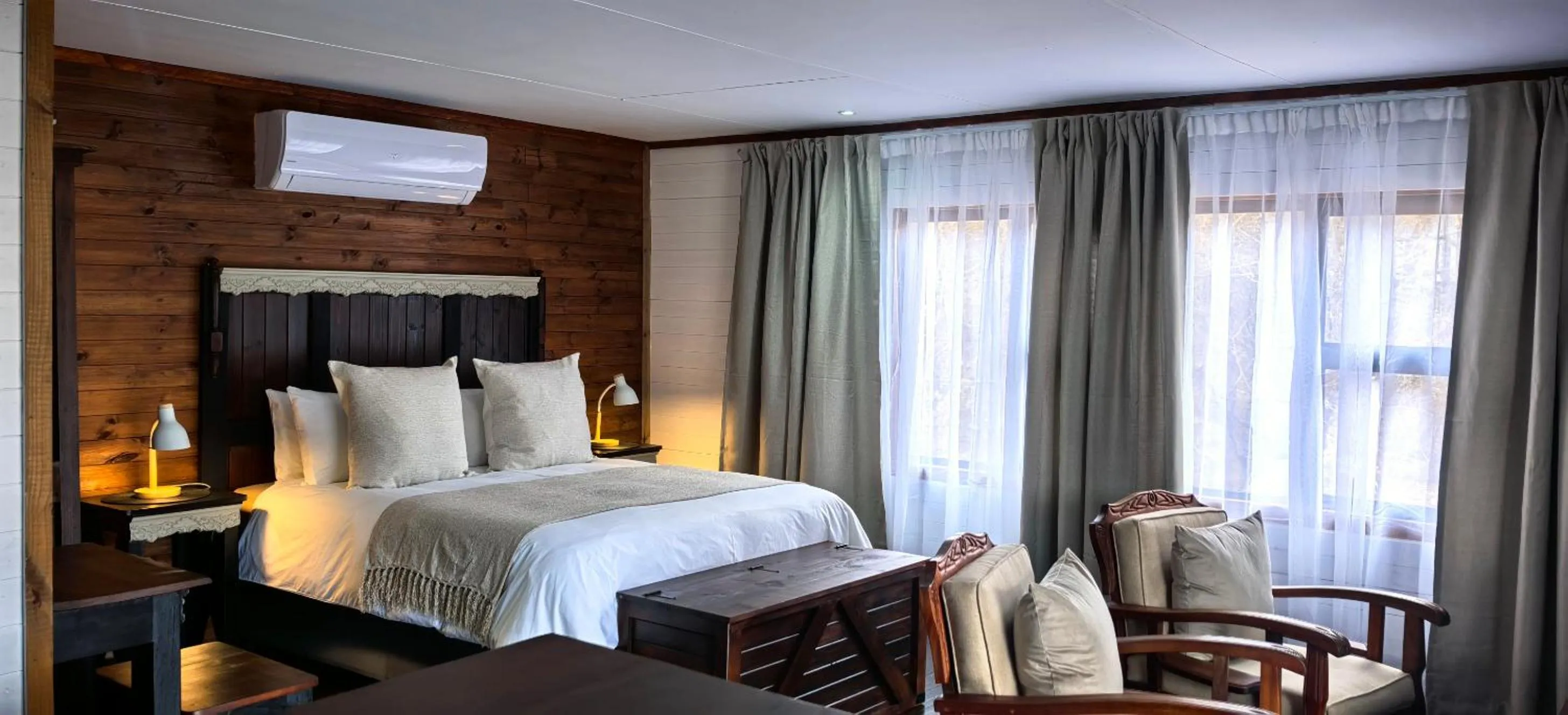 Bedroom, Bed in River Rock Lodge