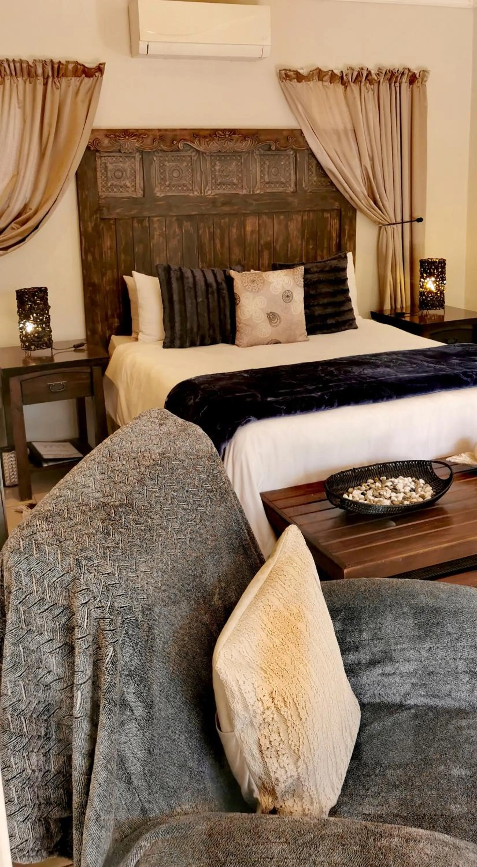 Bedroom, Bed in River Rock Lodge