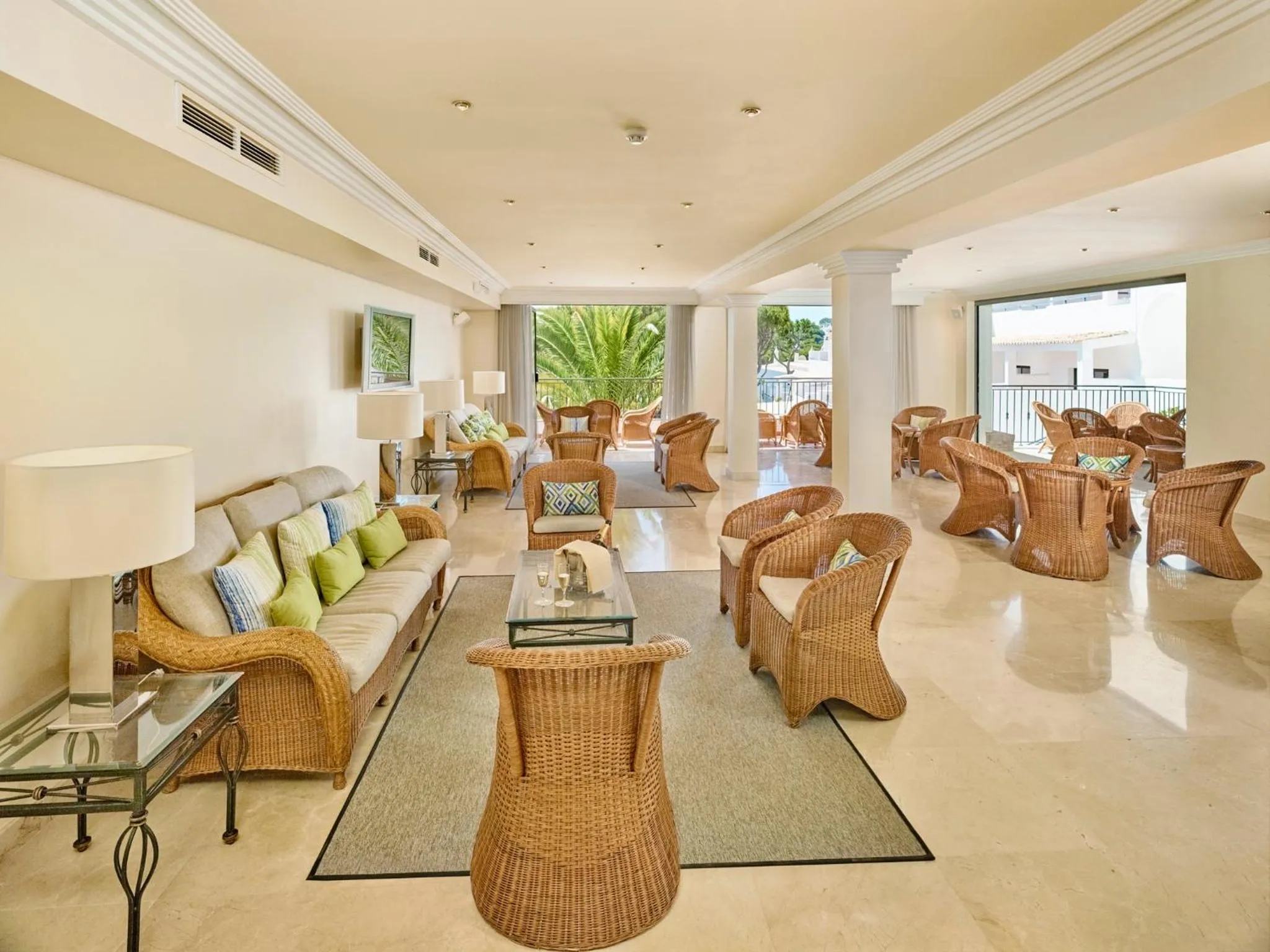 Communal lounge/ TV room in Ria Park Garden Hotel