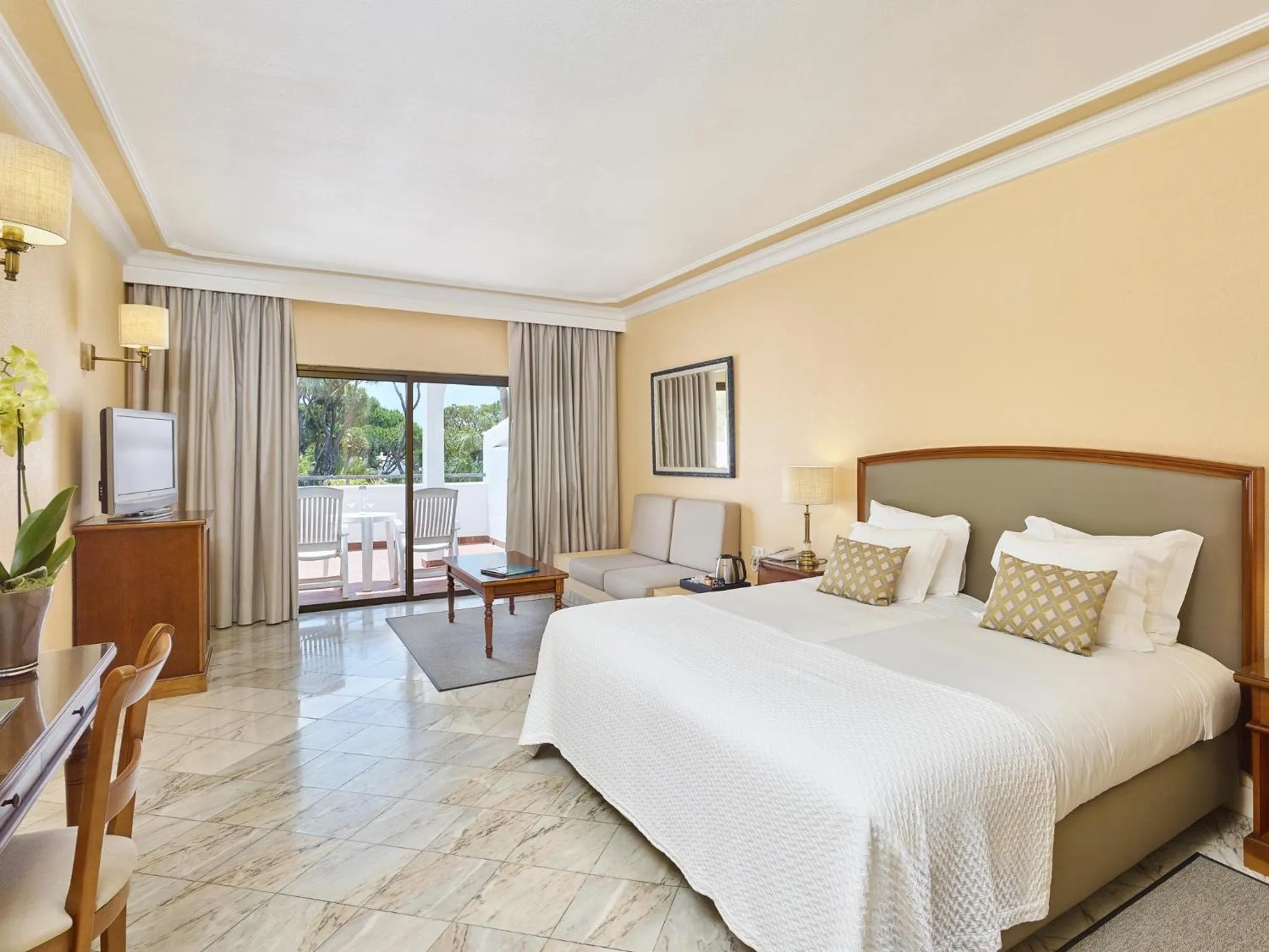 Bed in Ria Park Garden Hotel