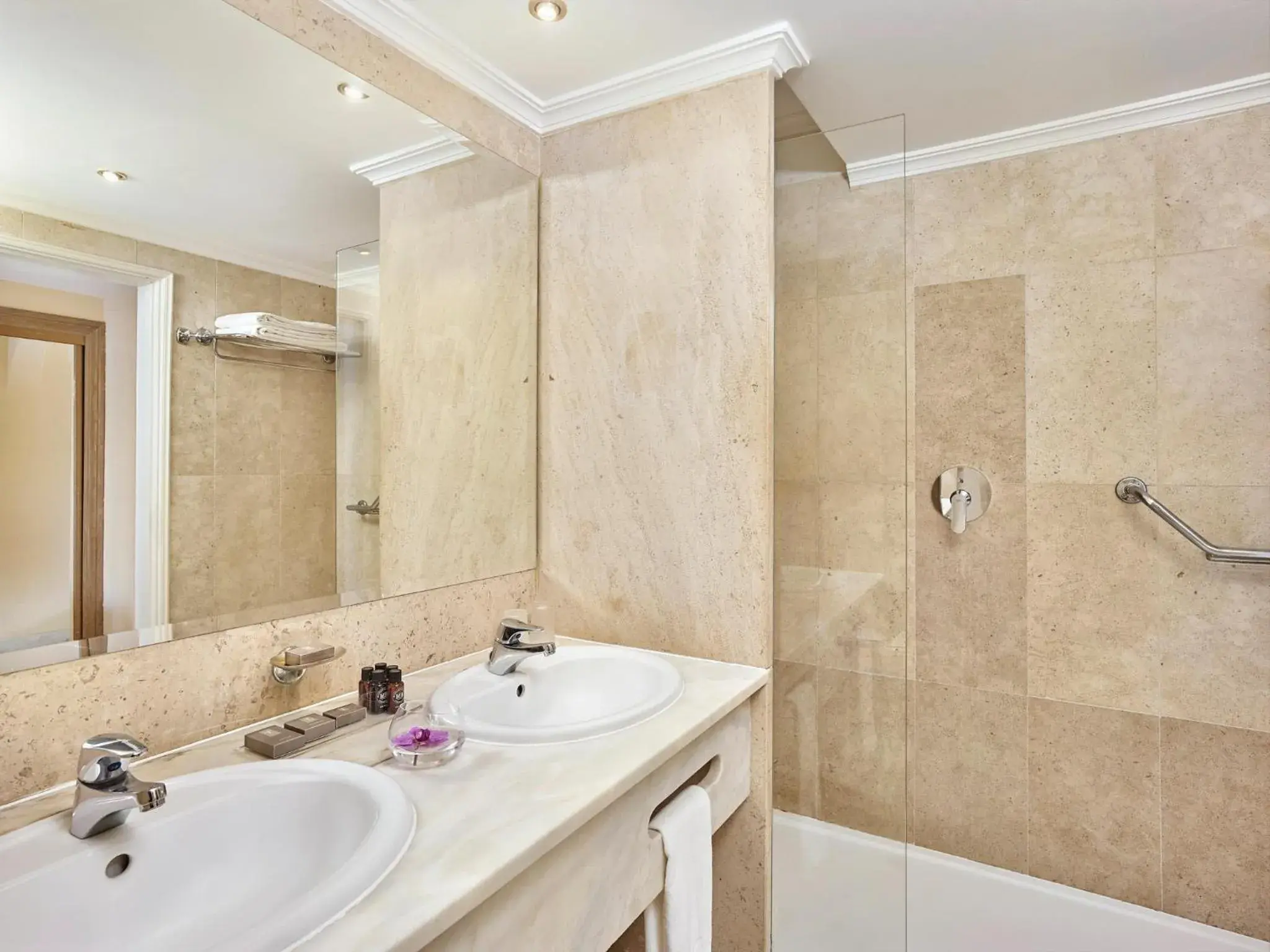 Double or Twin Room with Pool View - single occupancy in Ria Park Garden Hotel Double or Twin Room with Pool View - single occupancy in Ria Park Garden Hotel