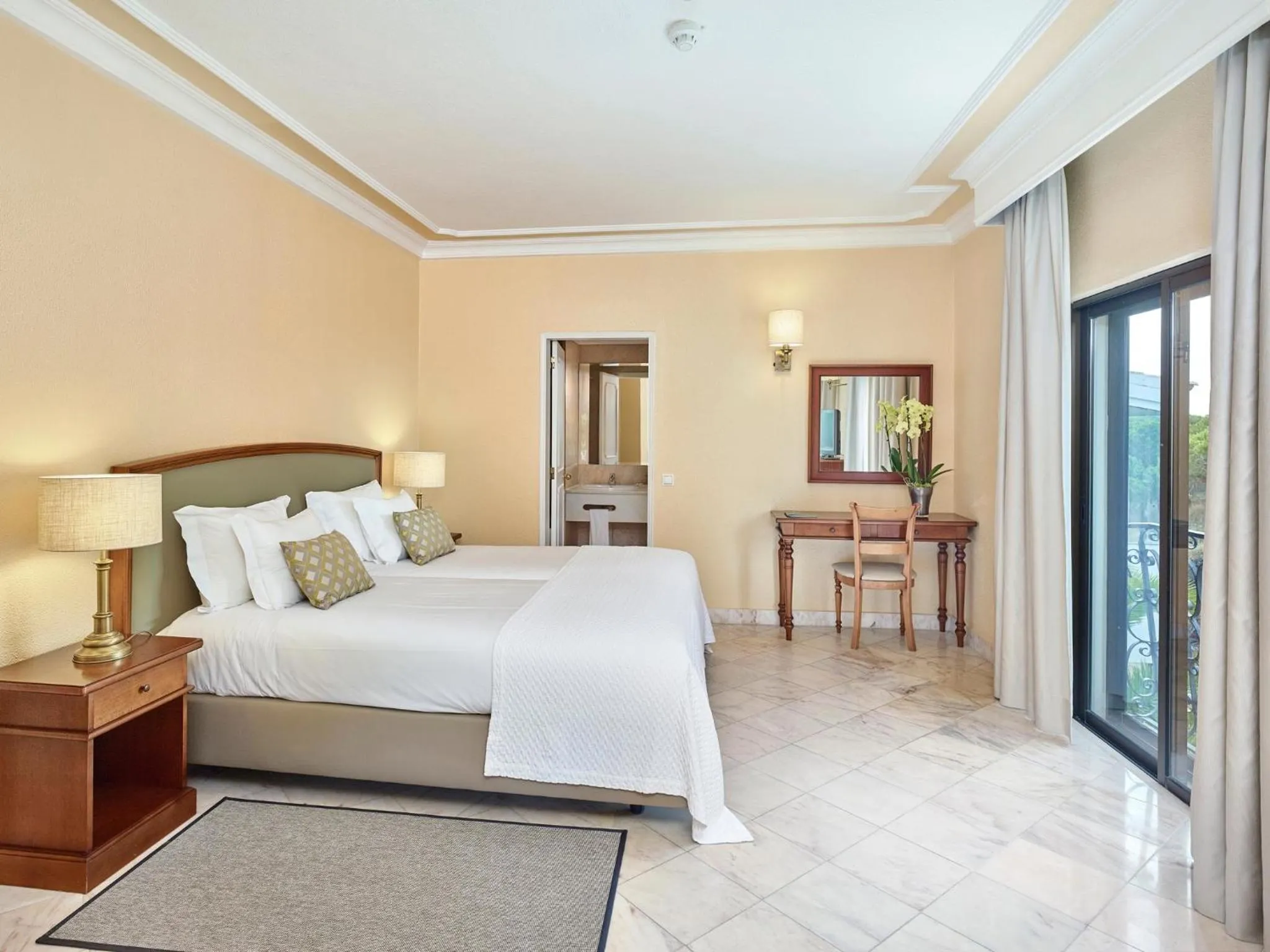 Bed in Ria Park Garden Hotel