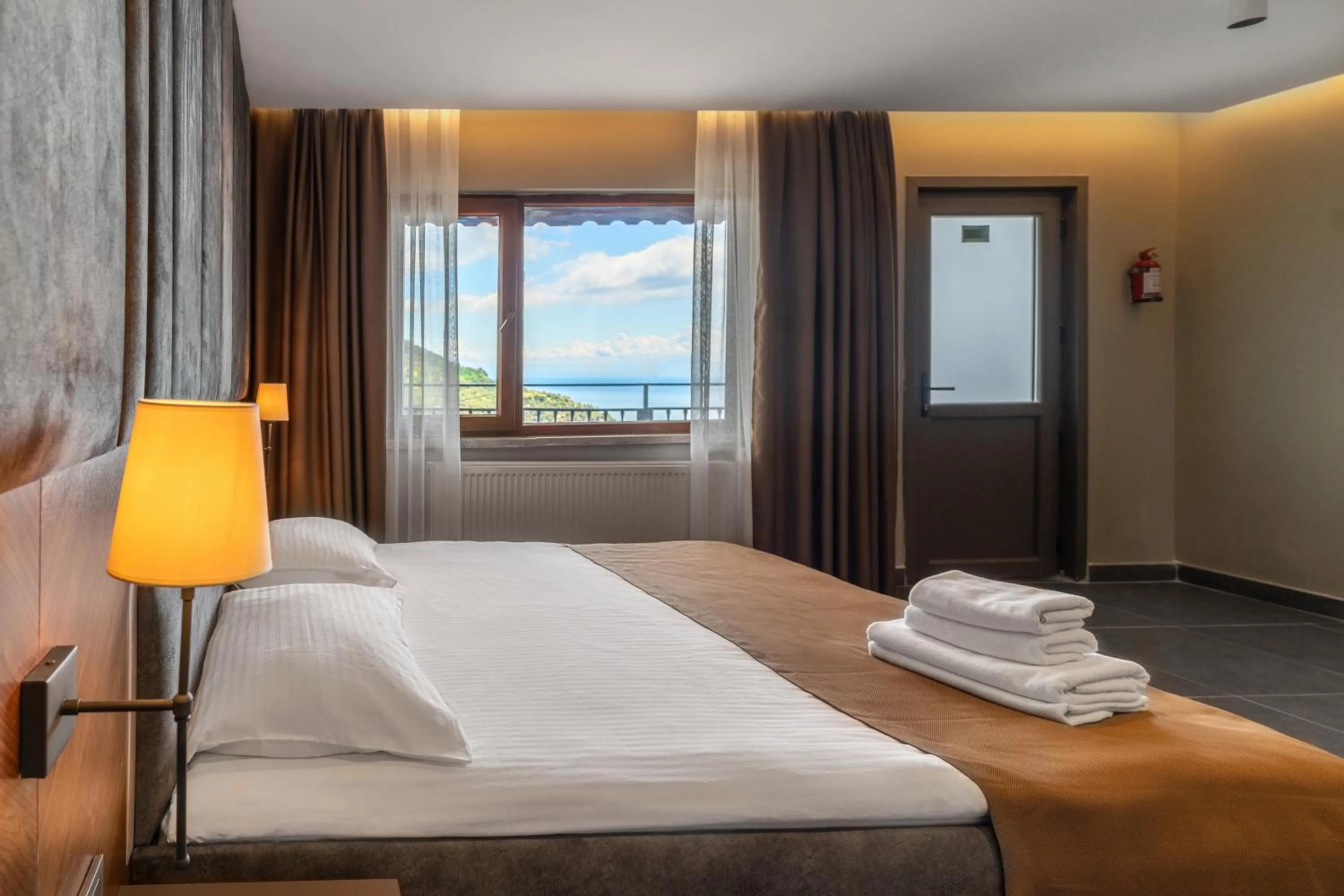 Photo of the whole room, Bed in Assos Kartal Yuvasi Hotel