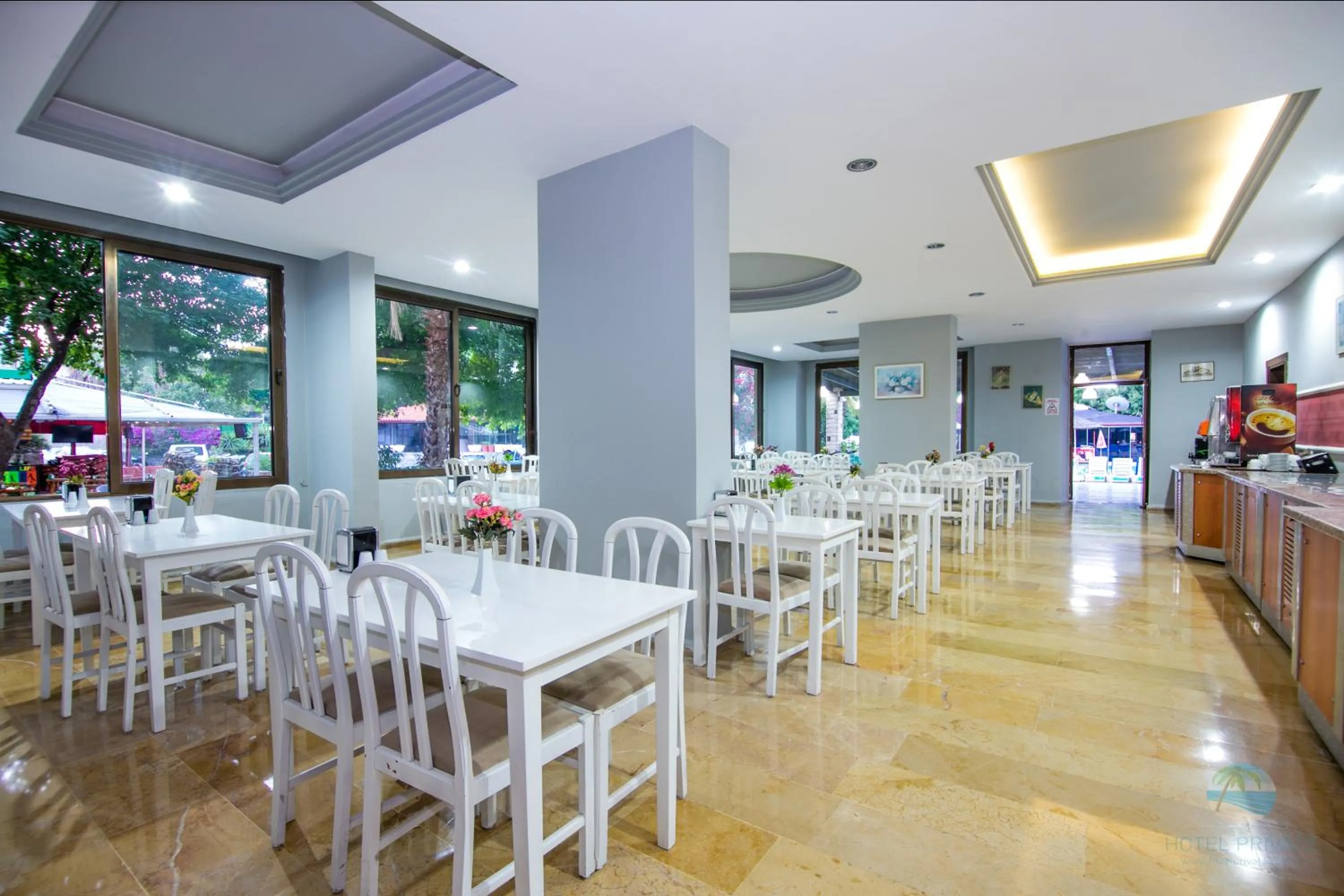 Restaurant/places to eat in Private Hotel