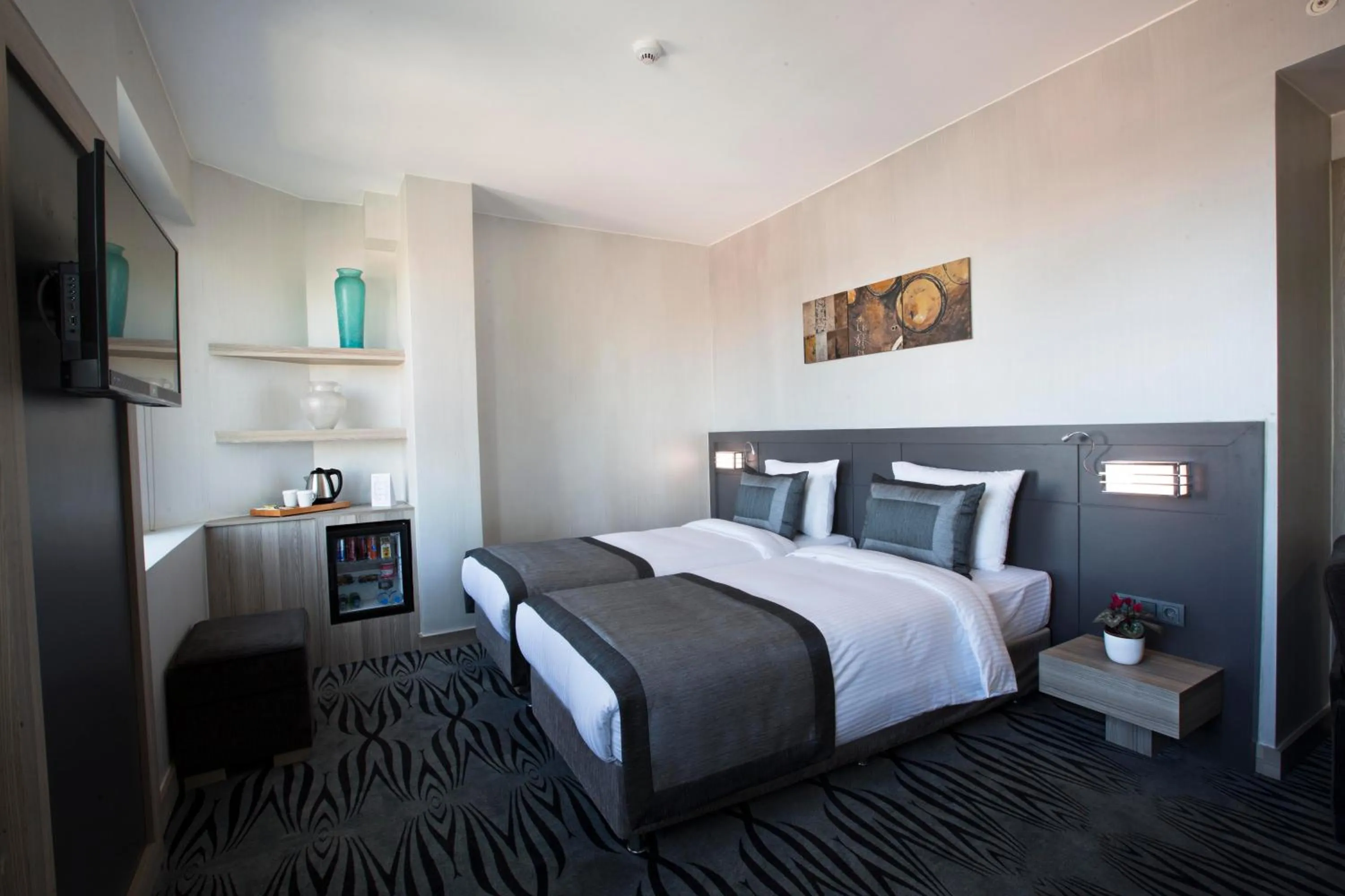 Photo of the whole room, Bed in Akoni Hotel