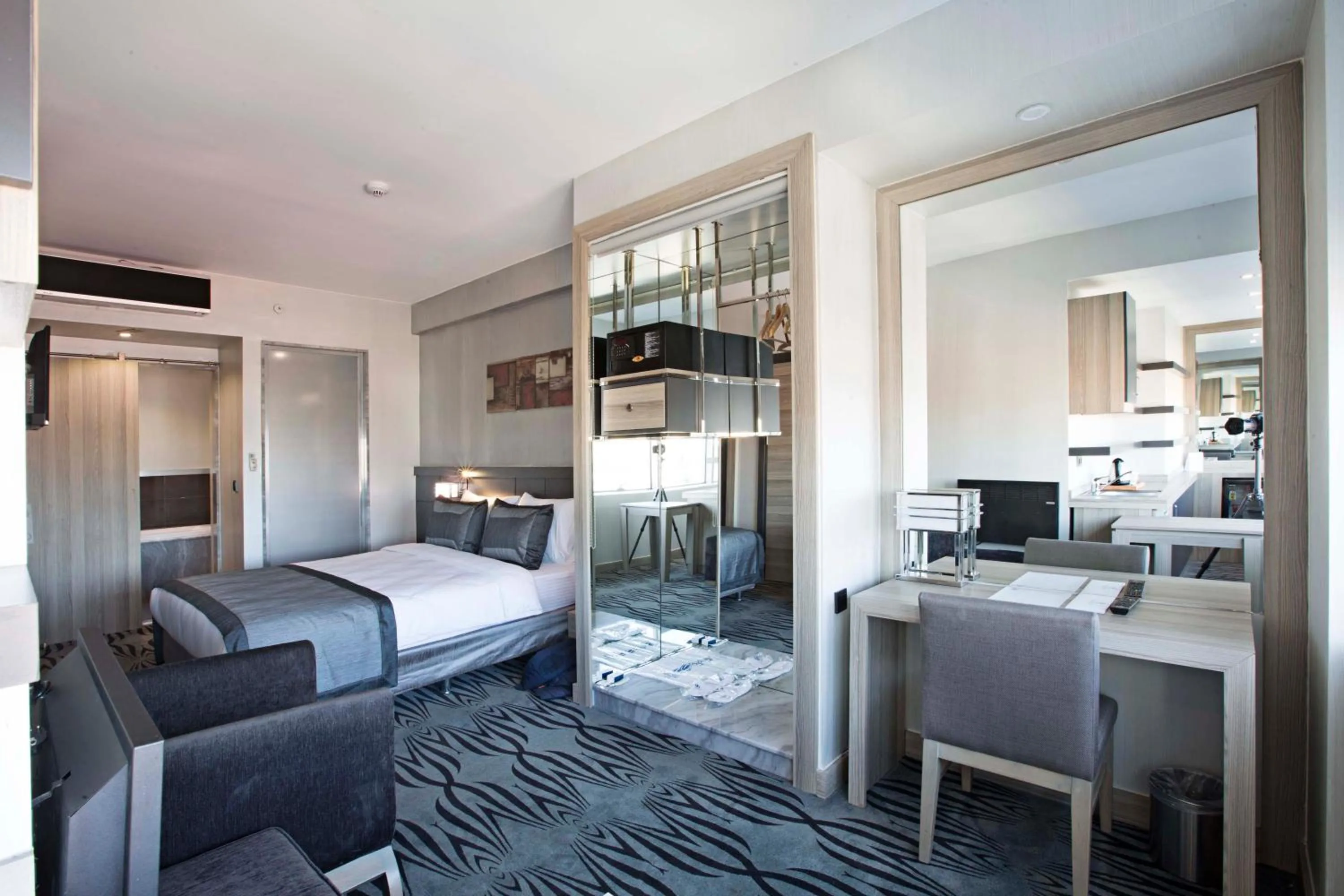 Photo of the whole room, Bed in Akoni Hotel