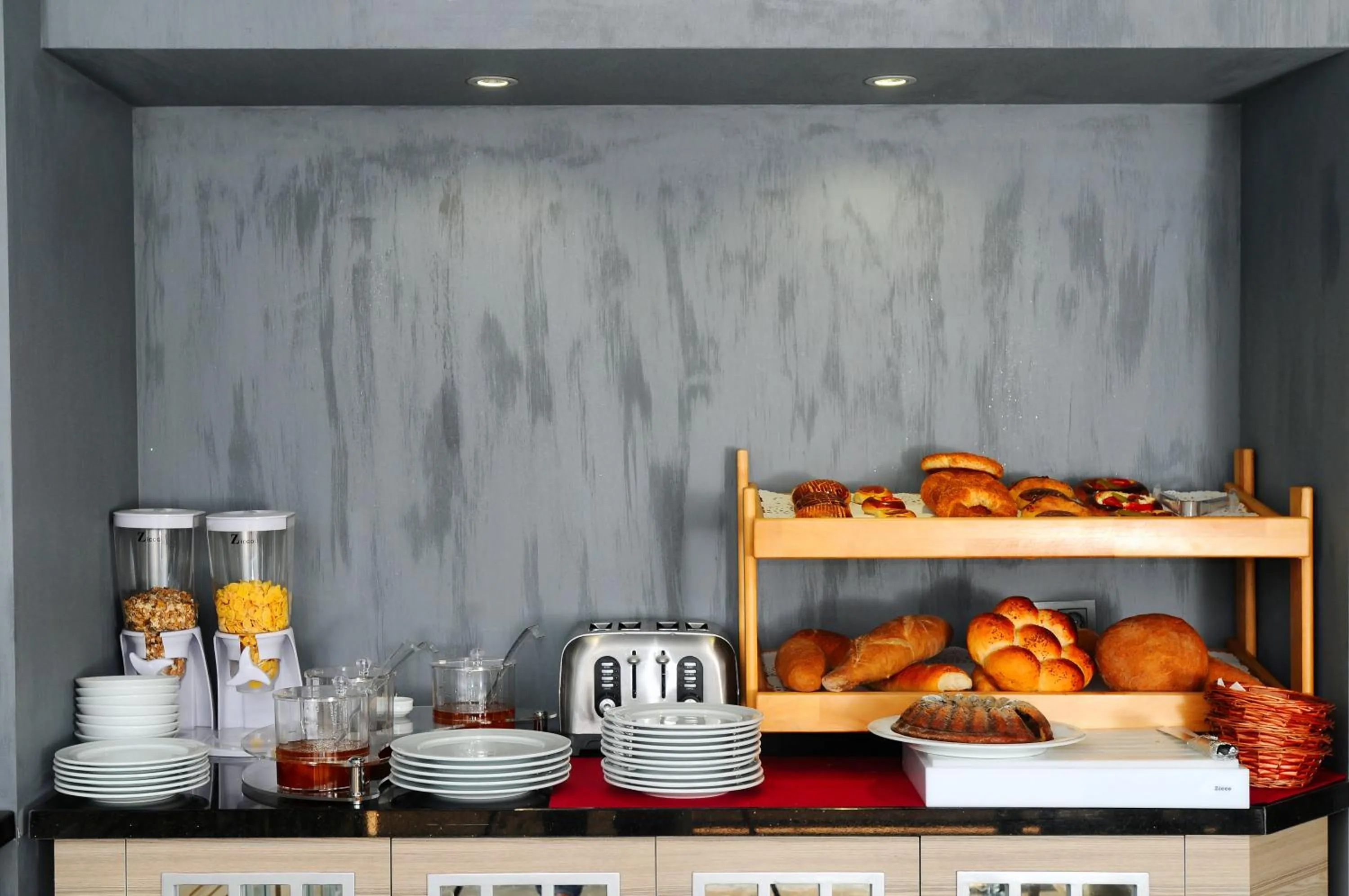 Food and drinks in Akoni Hotel