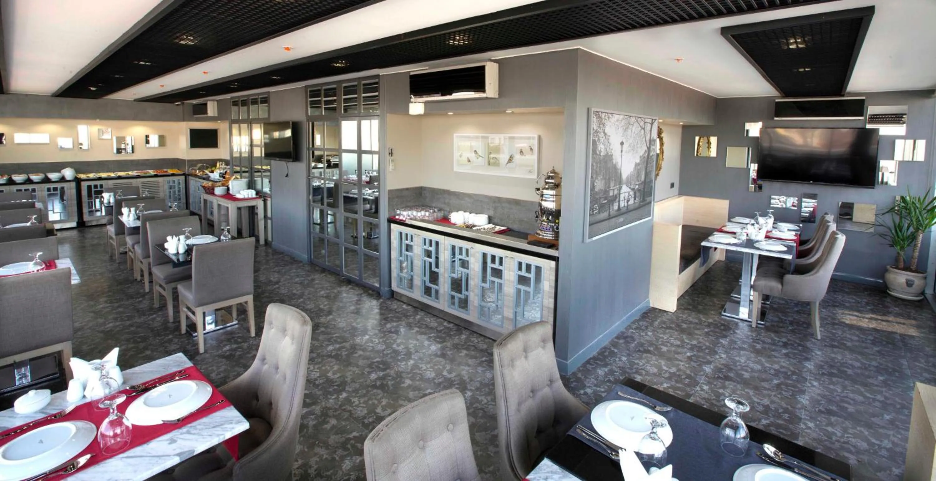 Restaurant/places to eat in Akoni Hotel