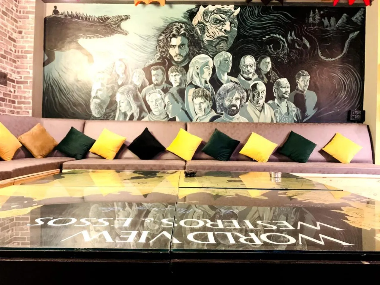 Communal lounge/ TV room in Whoopers Hostel Kasol