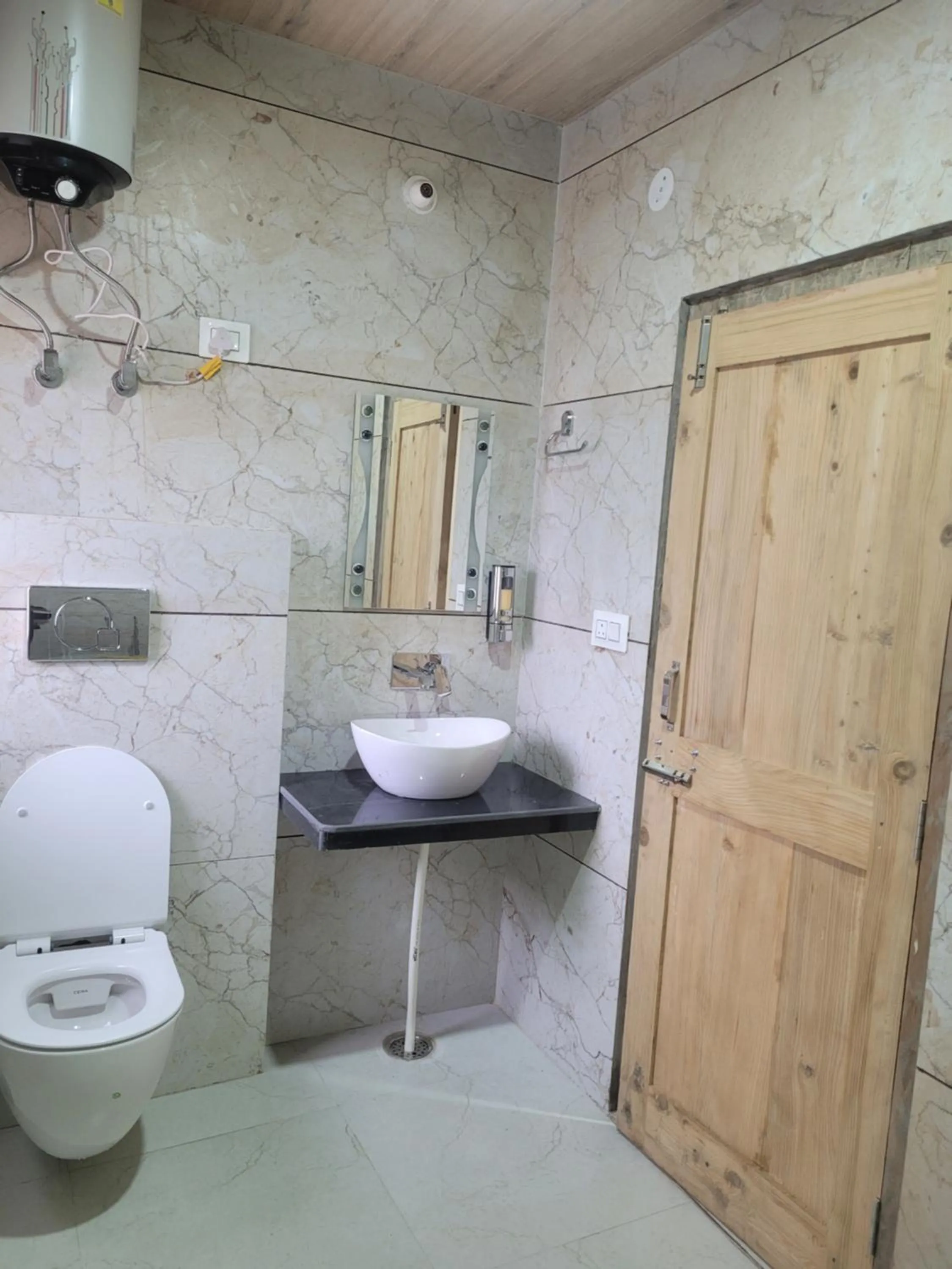 Whoopers Hostel Kasol