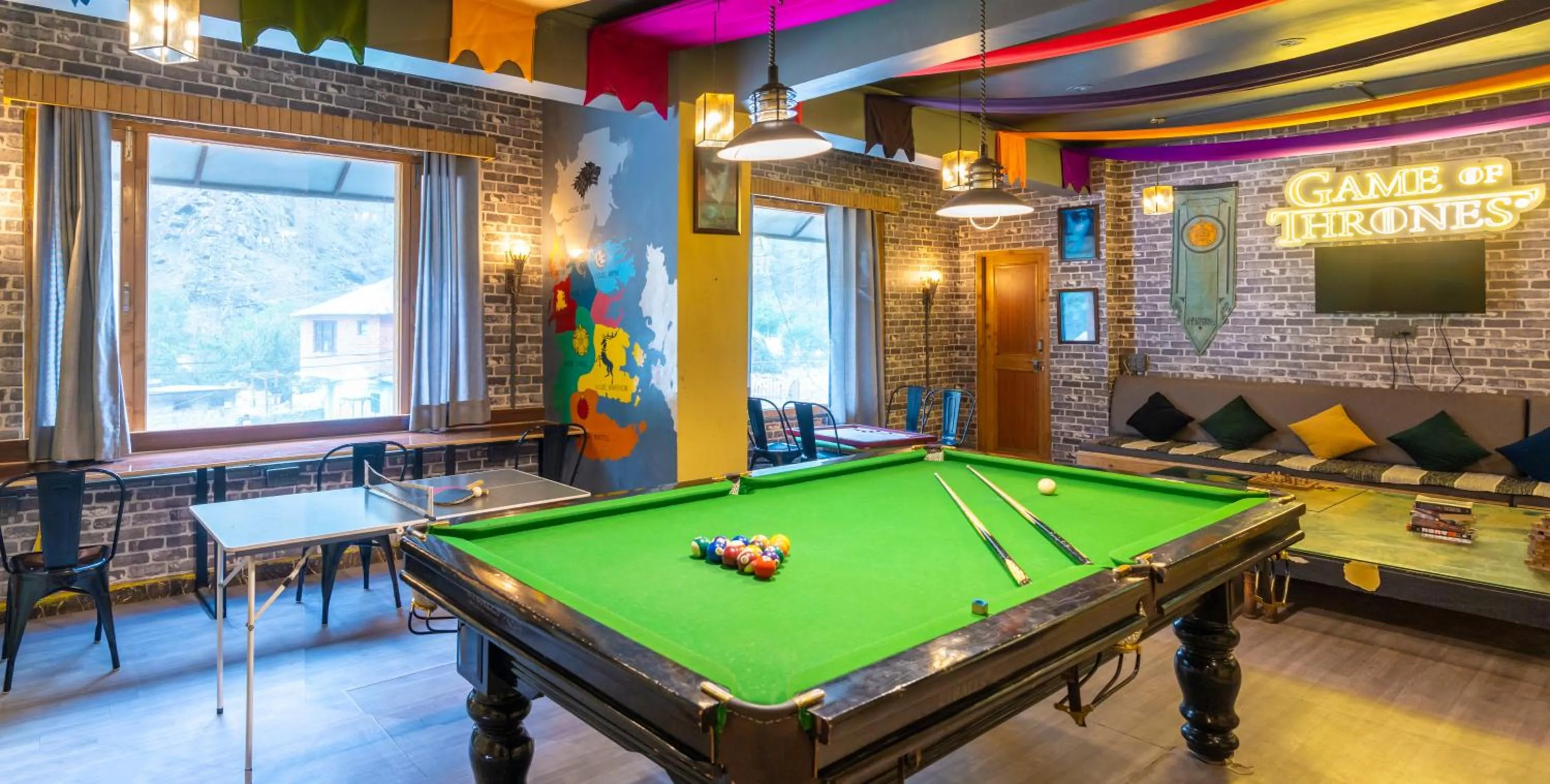 Communal lounge/ TV room in Whoopers Hostel Kasol