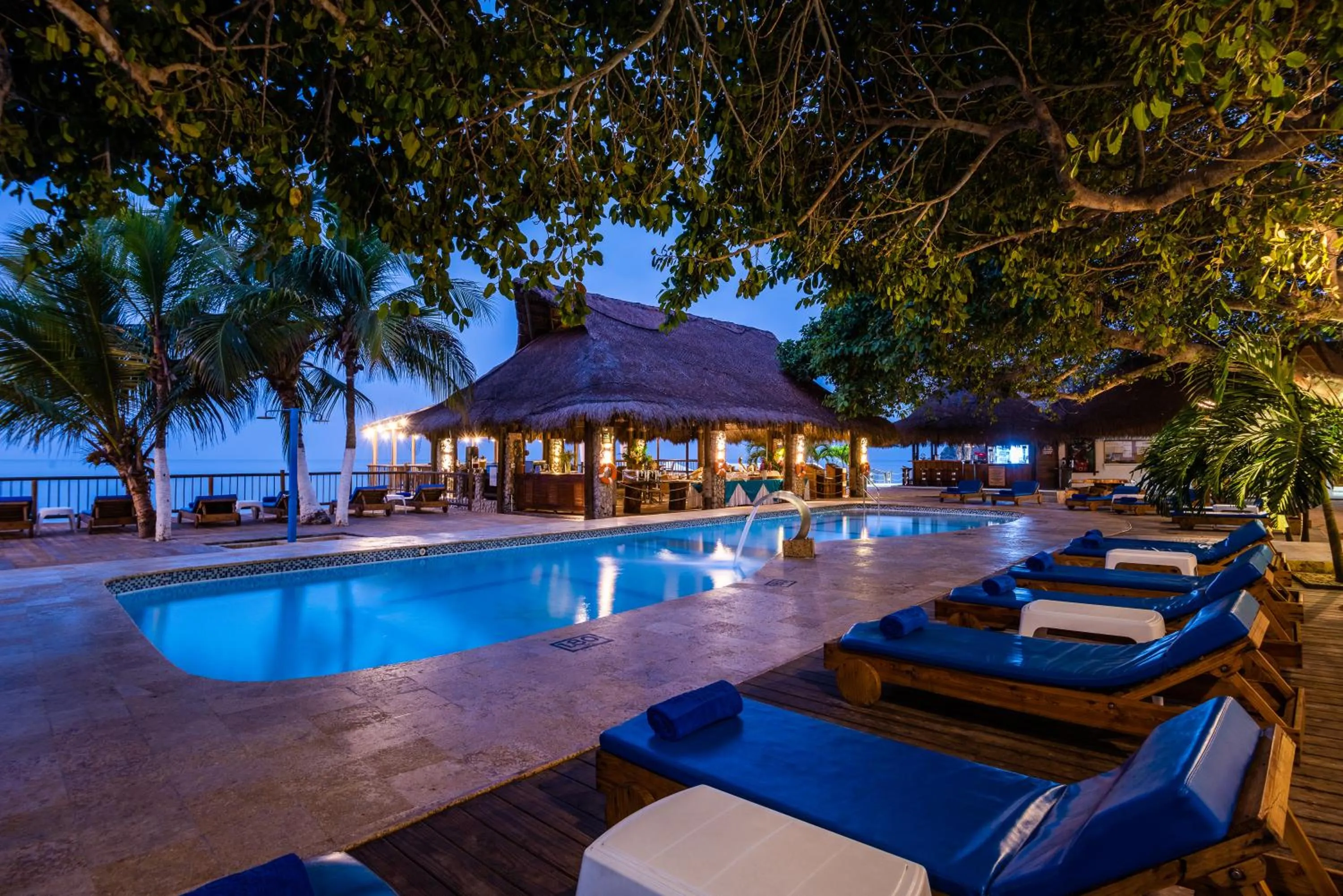 Swimming pool in Hotel Isla del Encanto