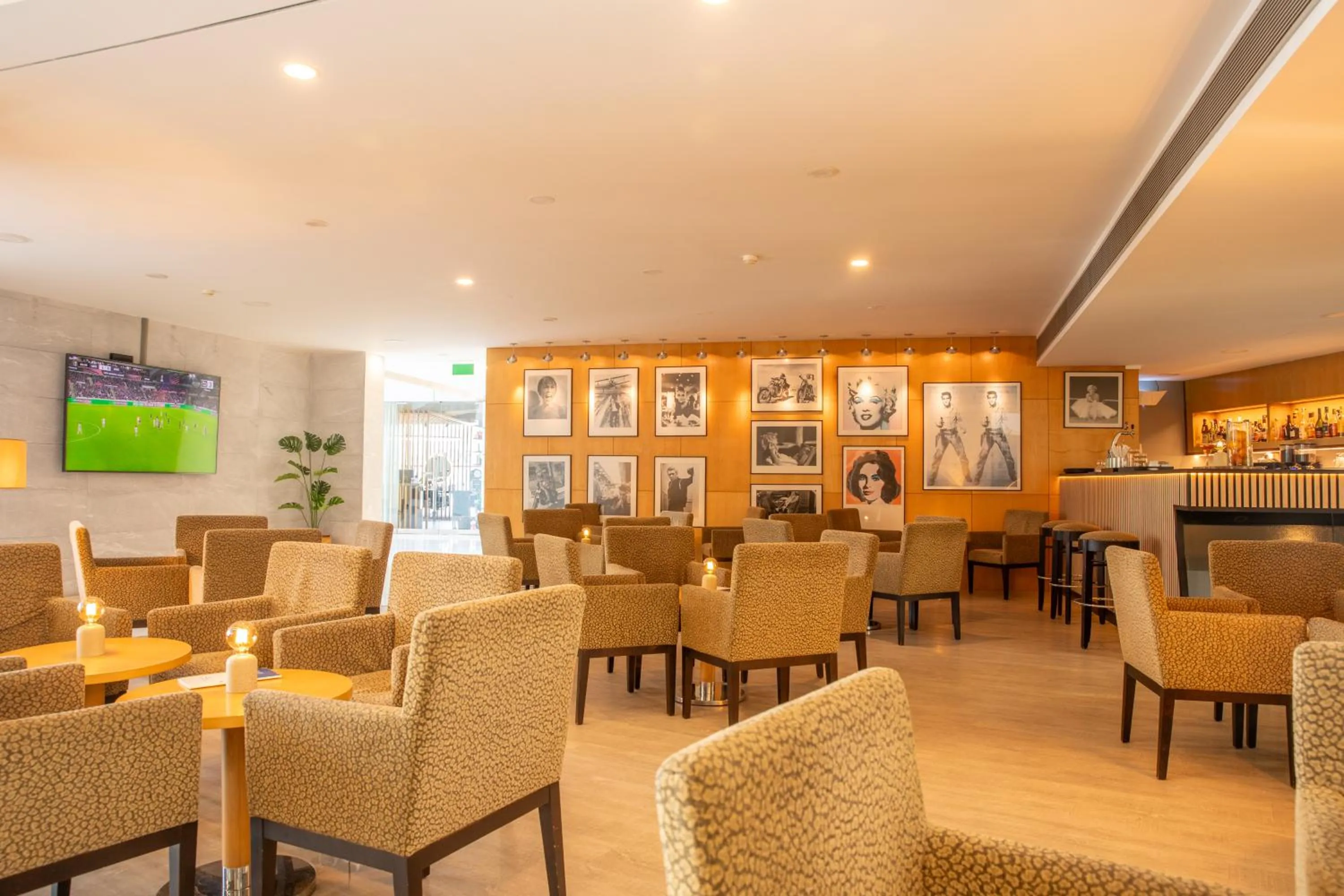 Lounge or bar in VIP Executive Azores Hotel