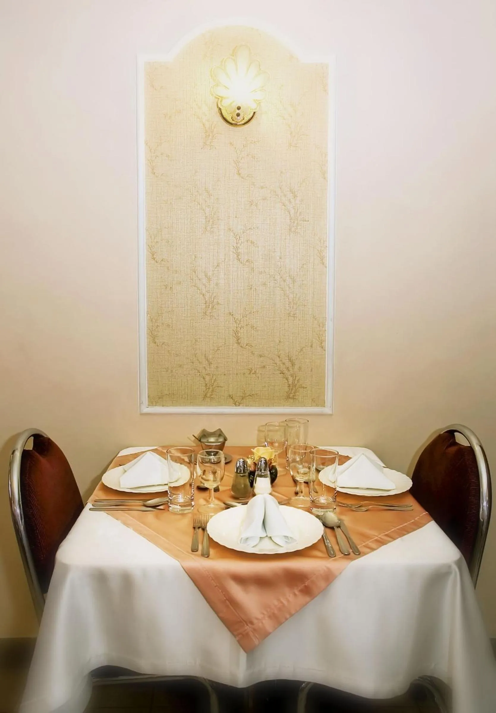 Restaurant/places to eat in Americana Hotel