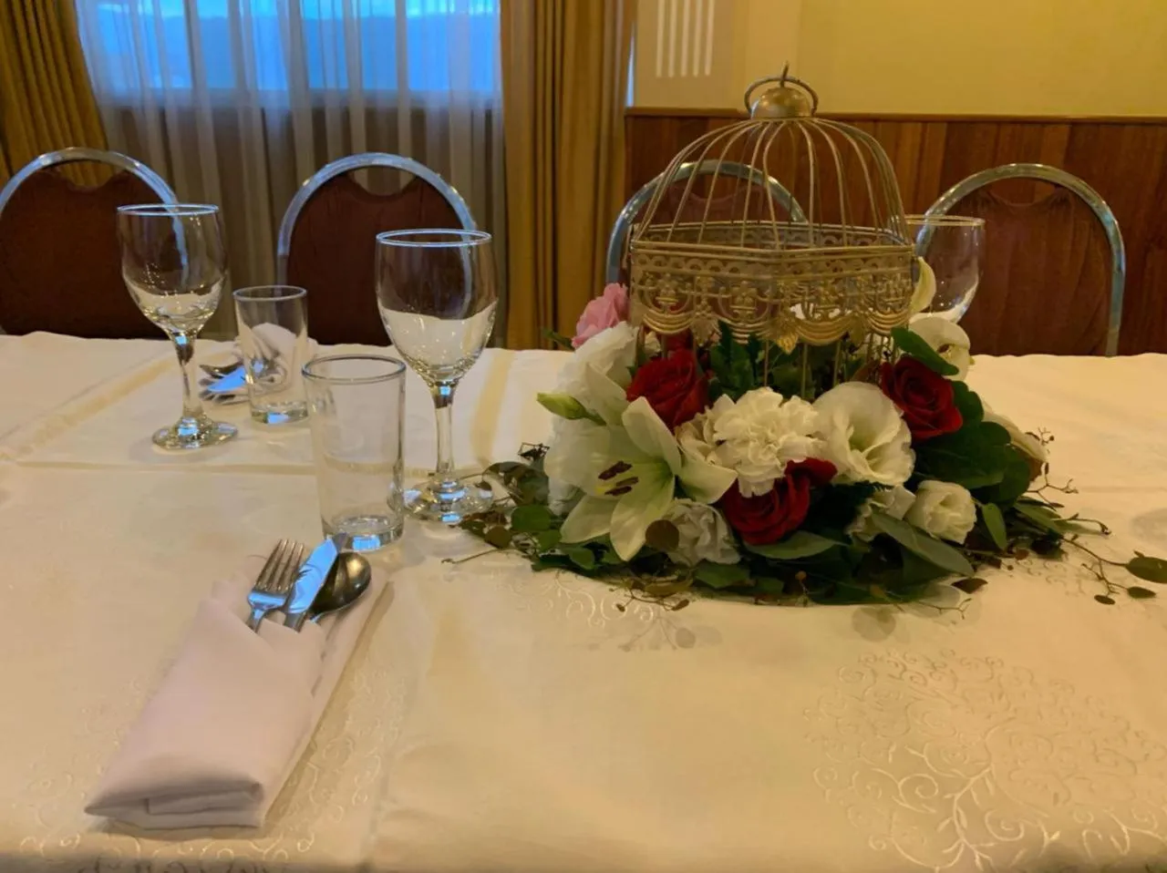 Restaurant/places to eat in Americana Hotel