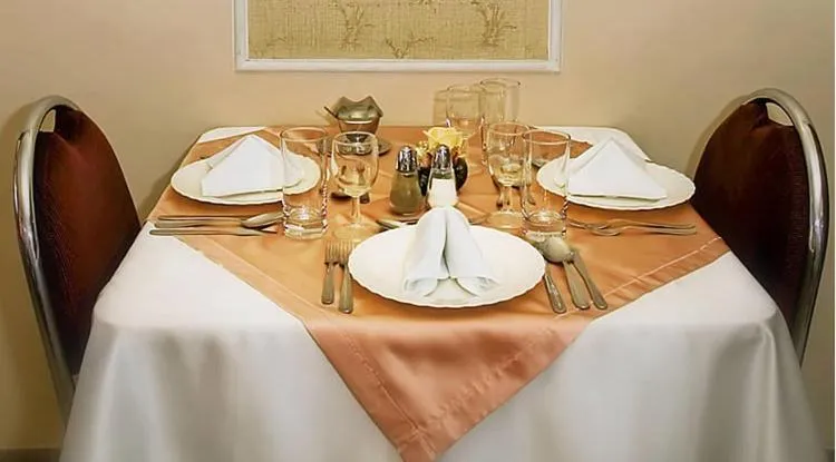 Restaurant/places to eat in Americana Hotel