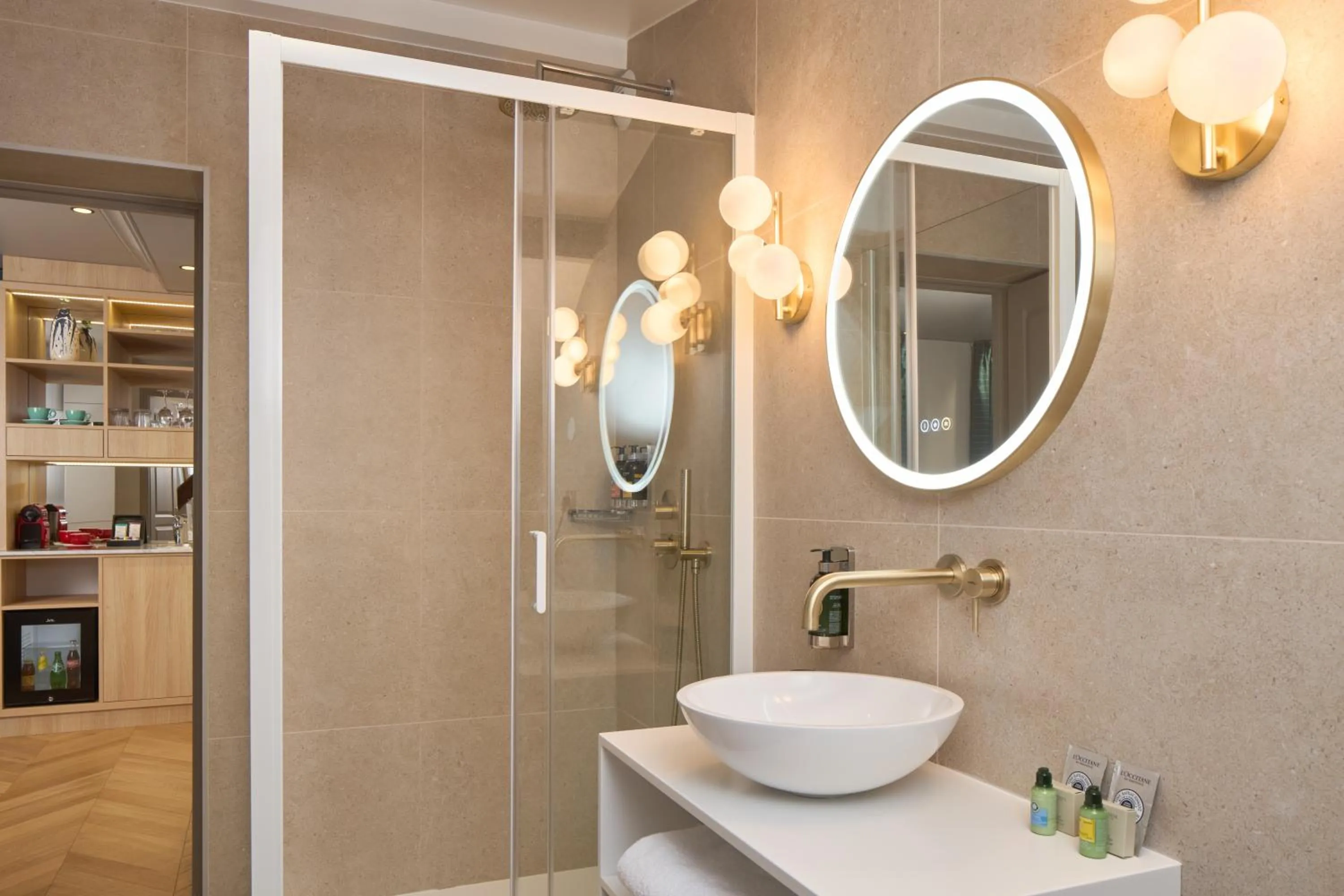 Shower in Le Robinet d'Or Paris Canal Saint Martin