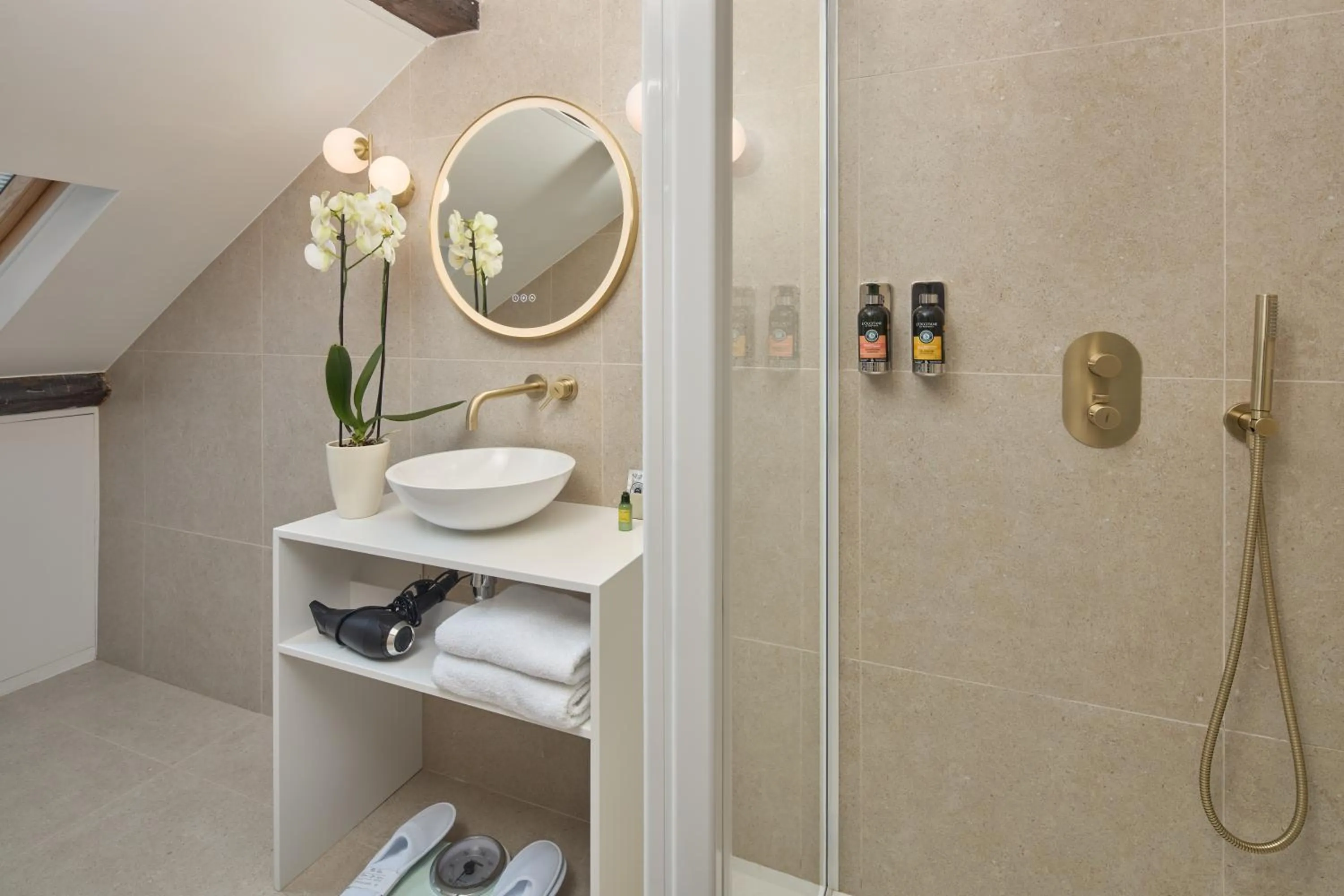 Shower in Le Robinet d'Or Paris Canal Saint Martin