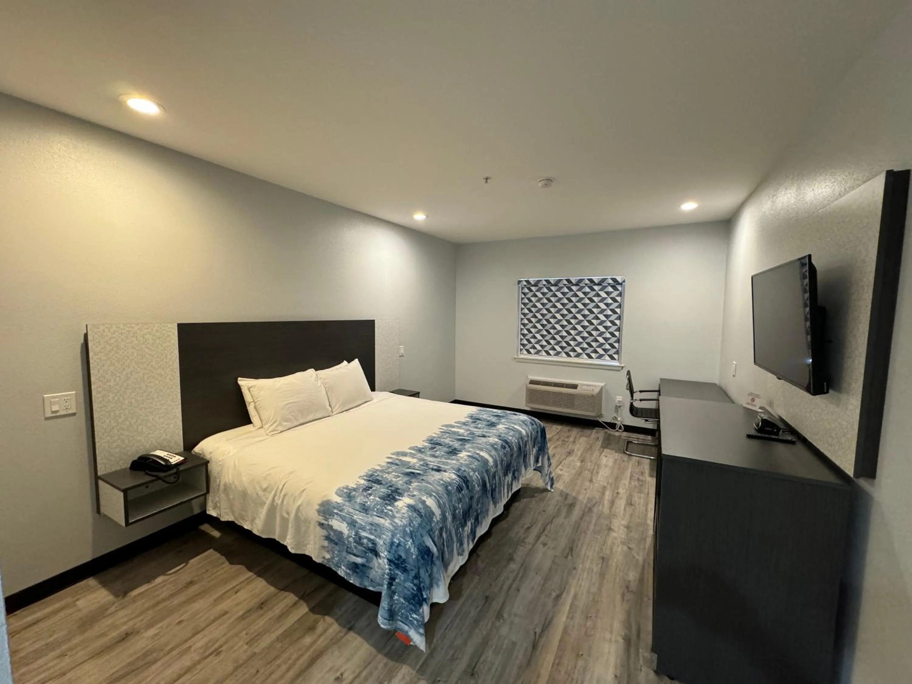 Bed in Americas Best Value Inn & Suites Haltom City Ft. Worth