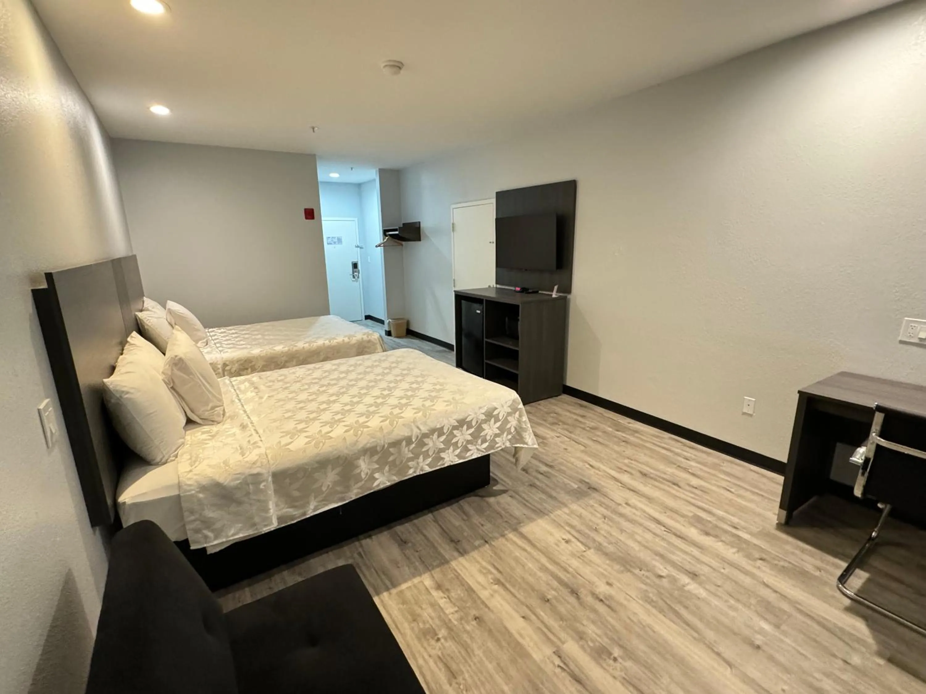 Bed in Americas Best Value Inn & Suites Haltom City Ft. Worth