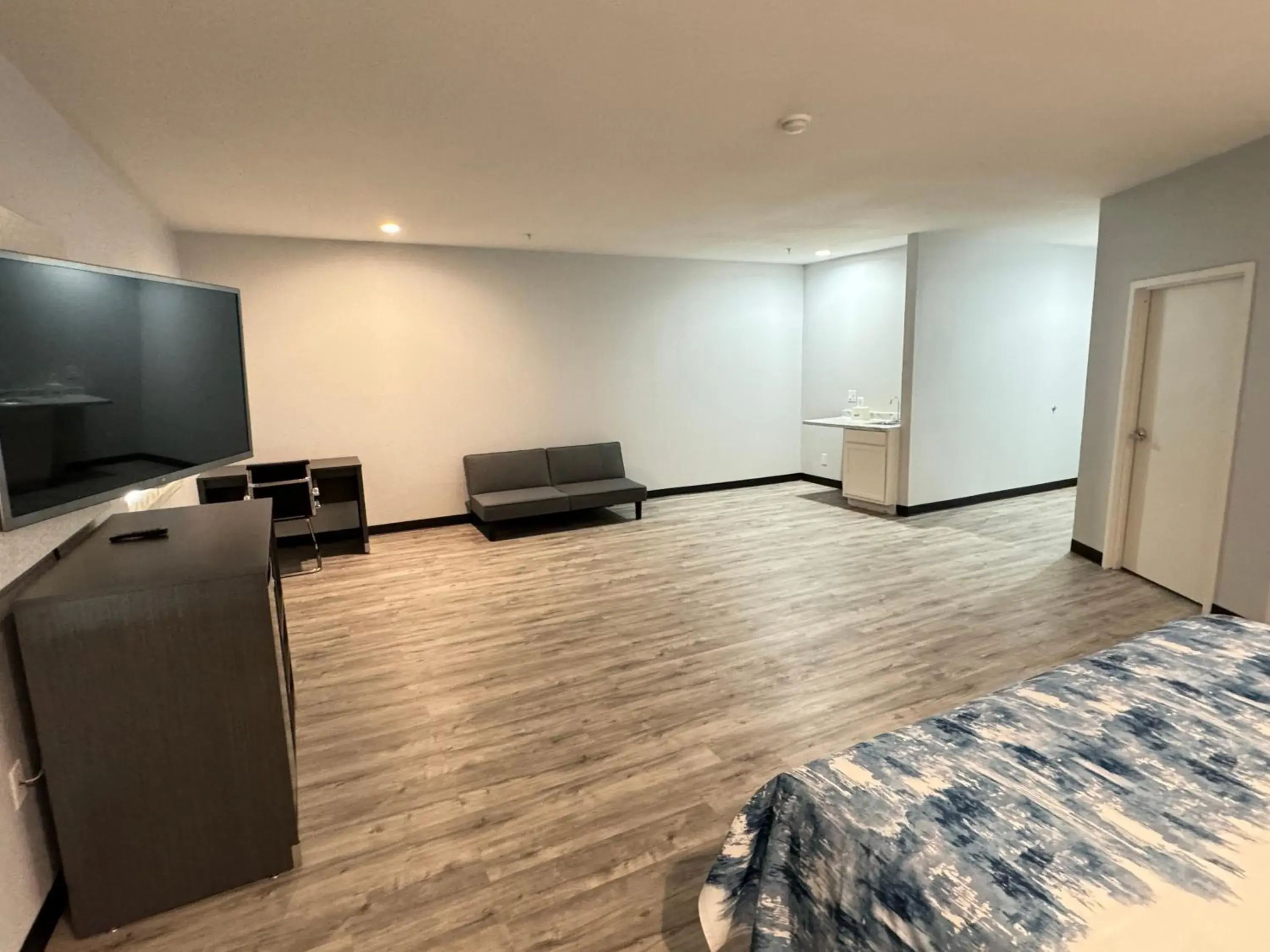 TV and multimedia, Bed in Americas Best Value Inn & Suites Haltom City Ft. Worth TV and multimedia, Bed in Americas Best Value Inn & Suites Haltom City Ft. Worth