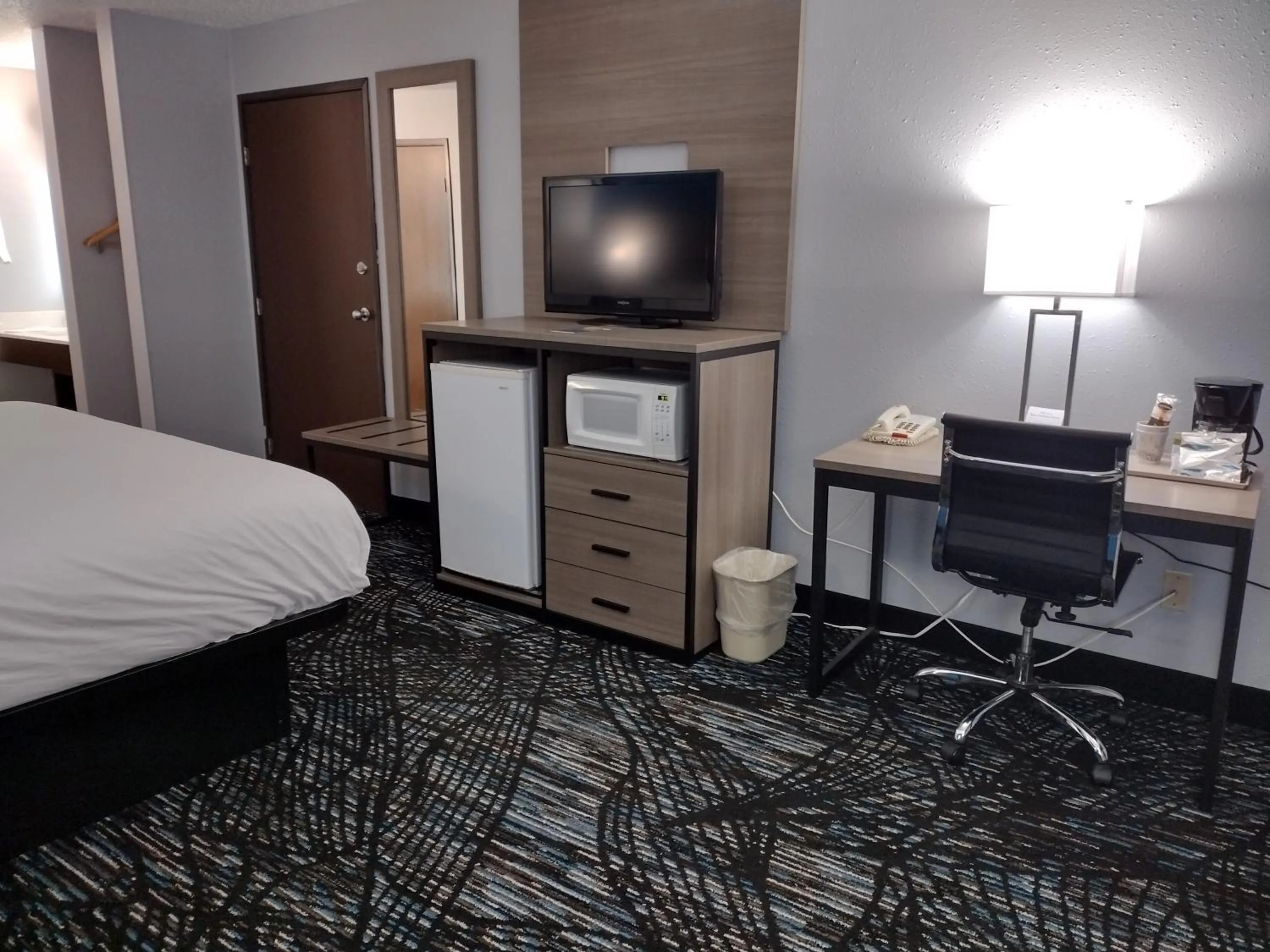 Seating area, Bed in Americas Best Value Inn - Duluth Spirit Mountain Inn