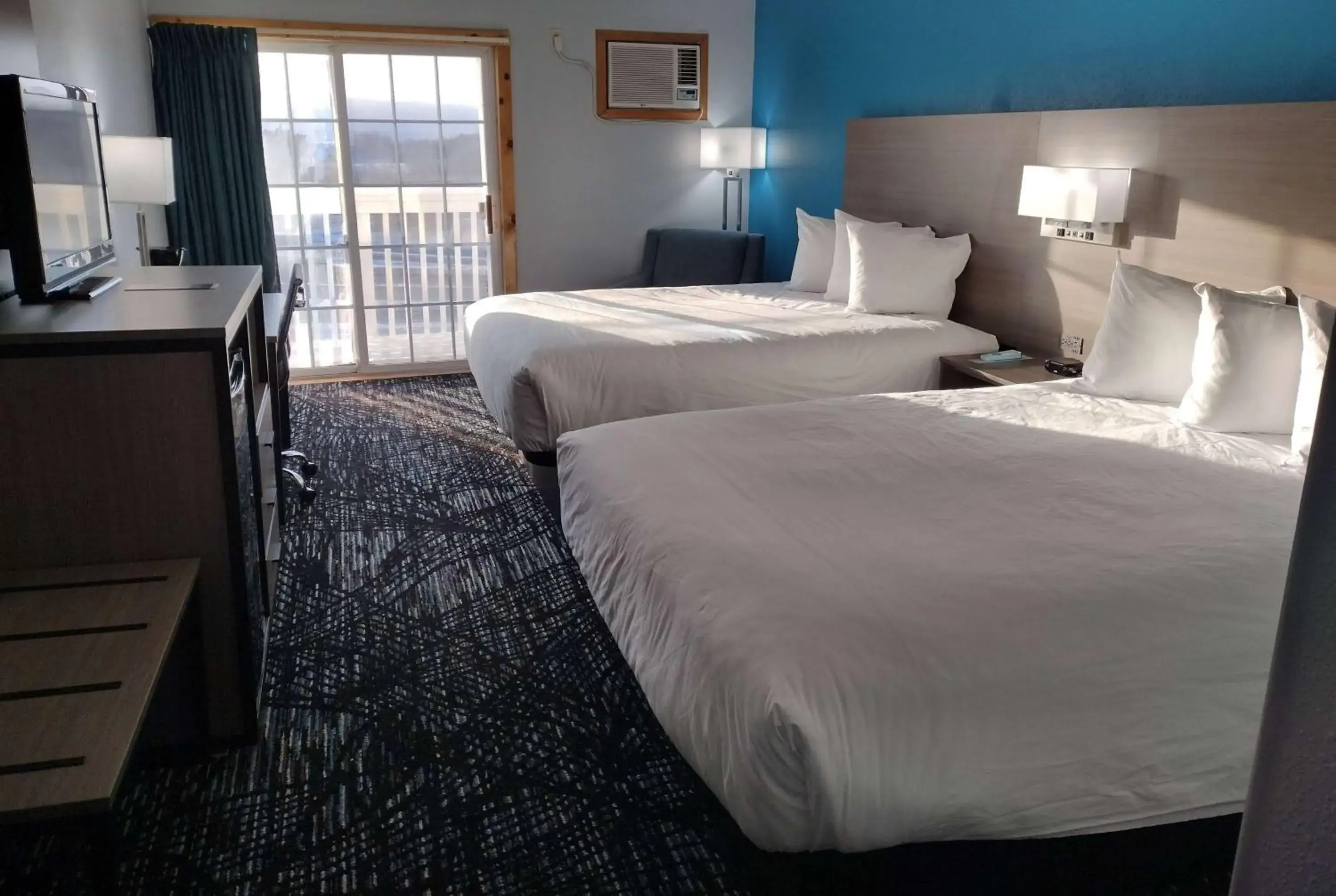 Photo of the whole room, Bed in Americas Best Value Inn - Duluth Spirit Mountain Inn Photo of the whole room, Bed in Americas Best Value Inn - Duluth Spirit Mountain Inn