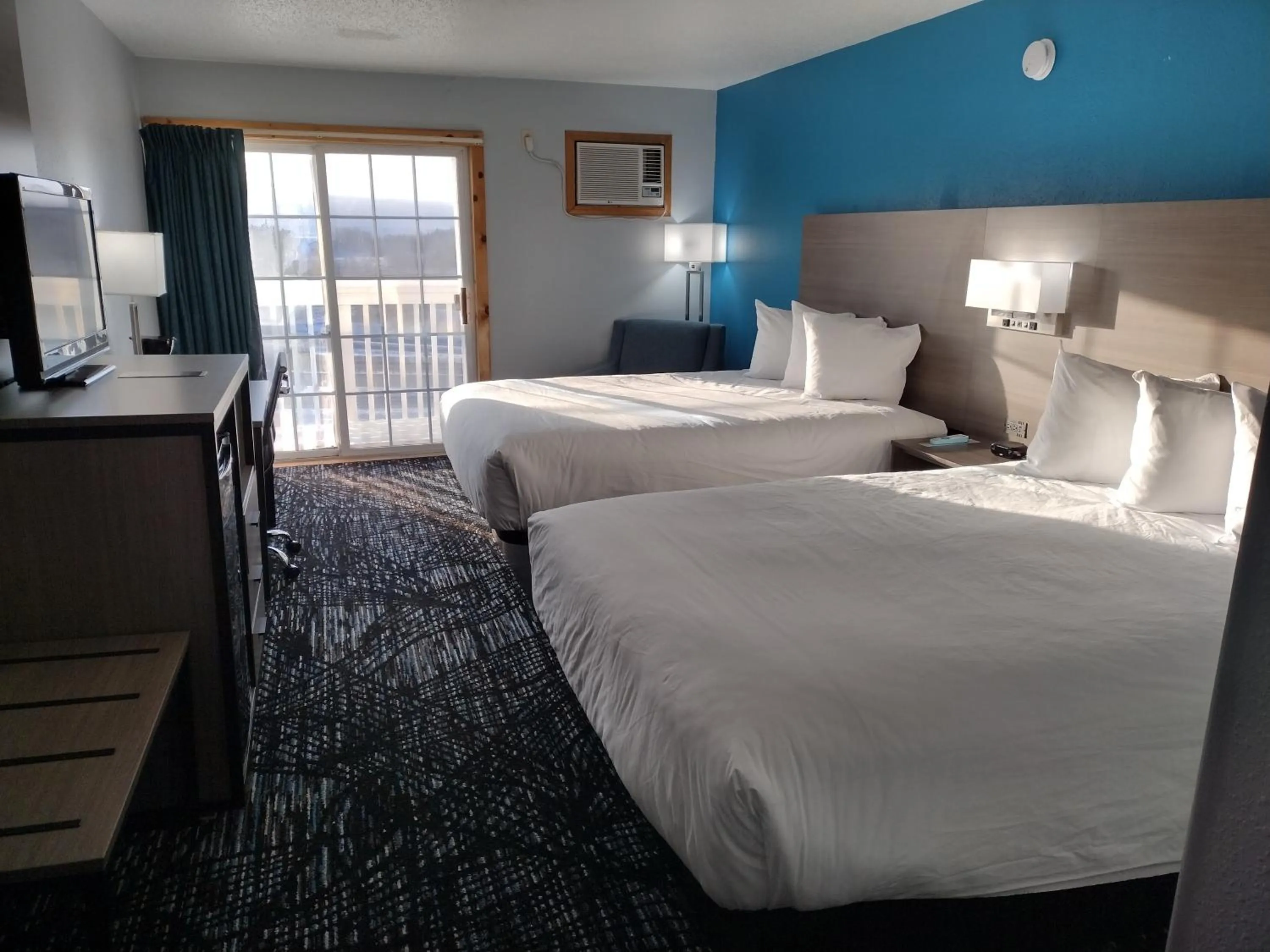 Bedroom, Bed in Americas Best Value Inn - Duluth Spirit Mountain Inn