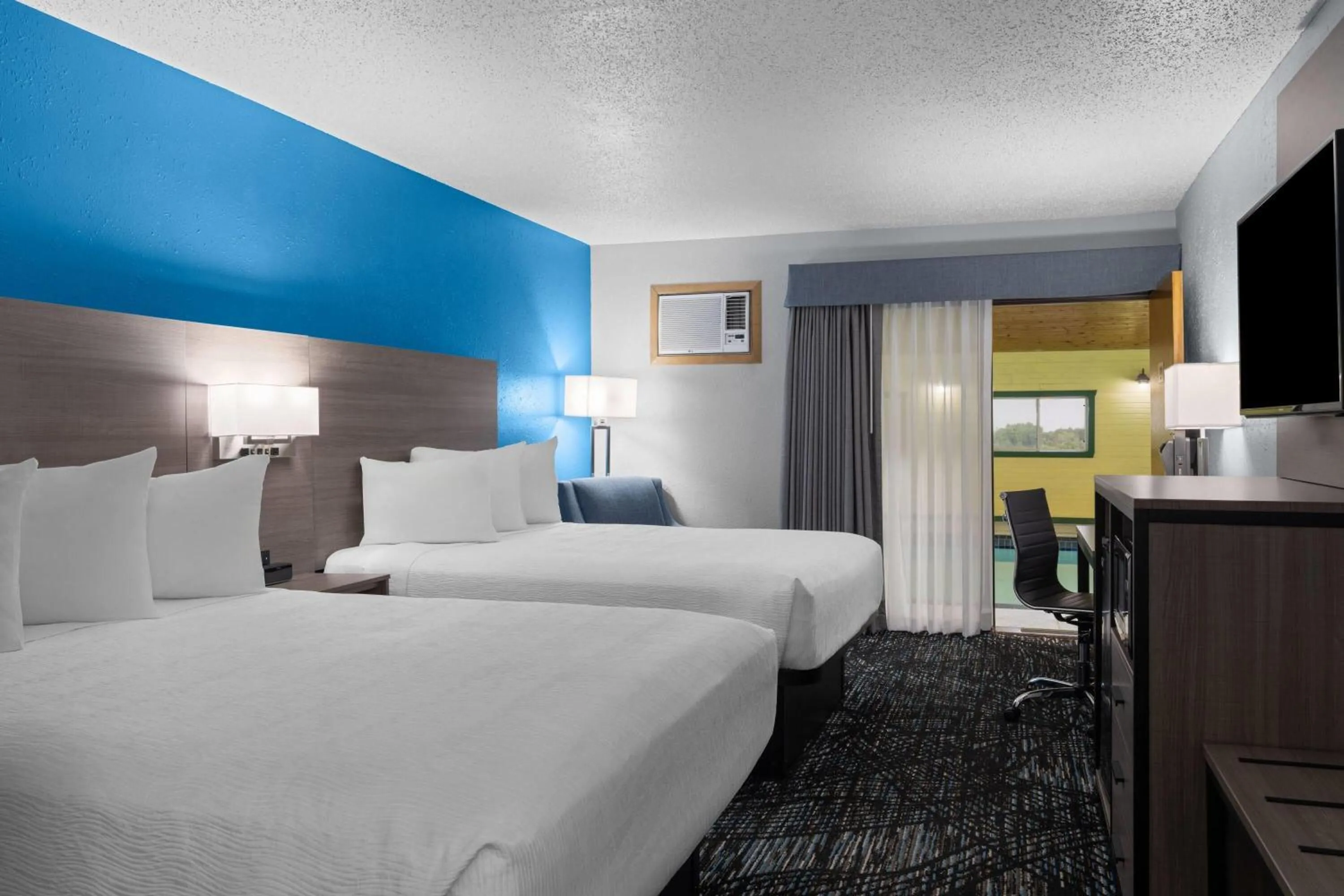 Photo of the whole room, Bed in Baymont by Wyndham Duluth Spirit Mountain