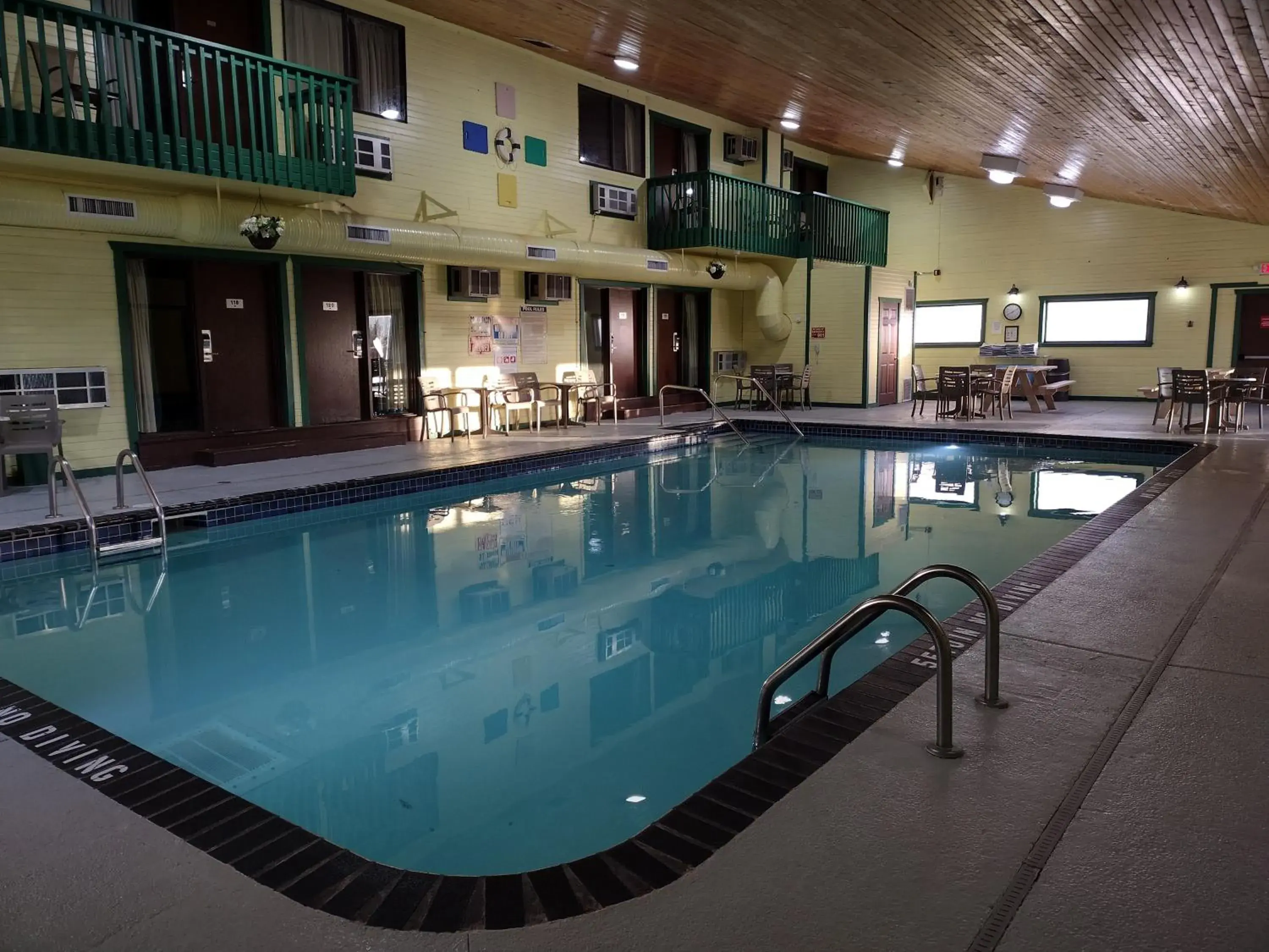 Swimming pool in Americas Best Value Inn - Duluth Spirit Mountain Inn Swimming pool in Americas Best Value Inn - Duluth Spirit Mountain Inn