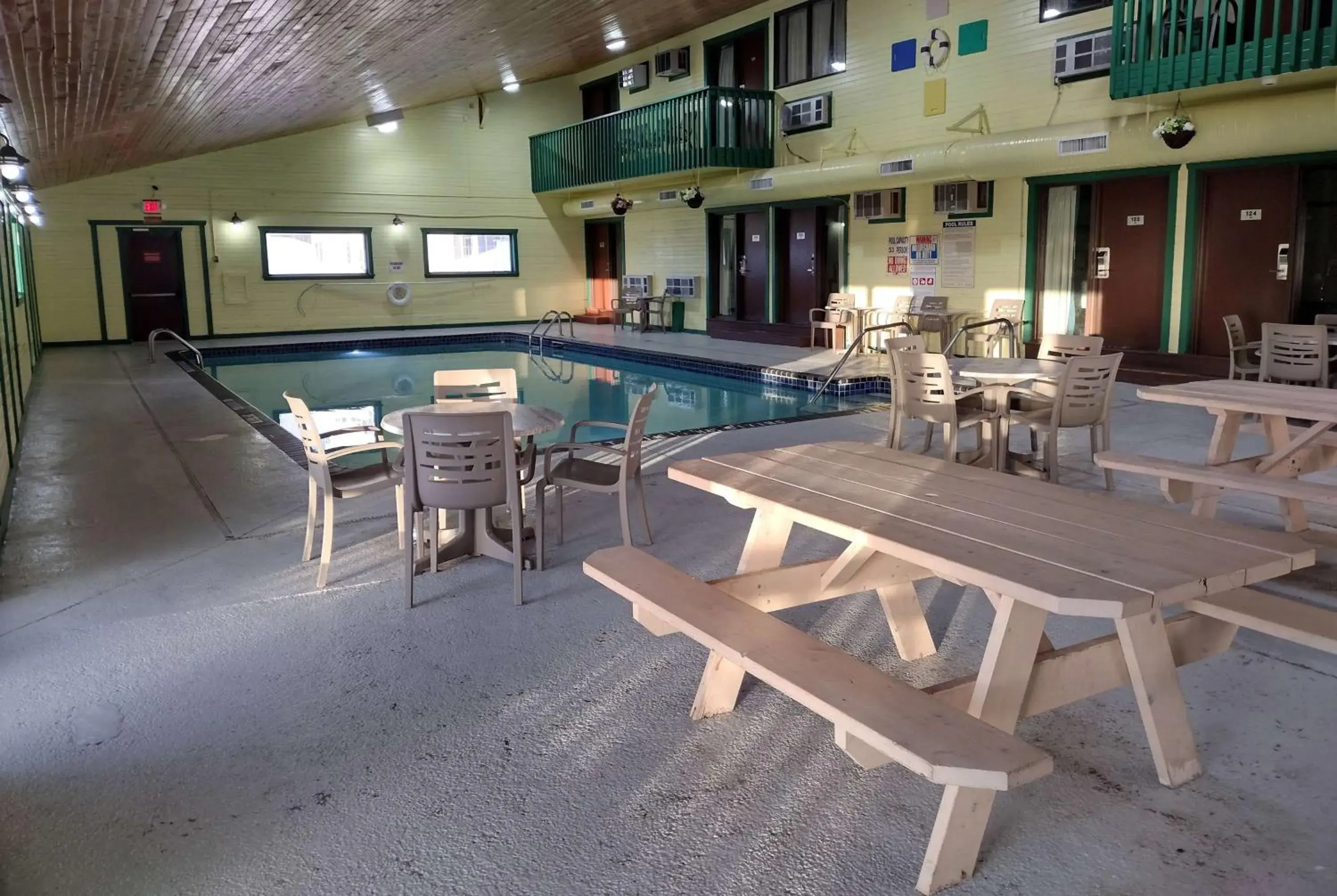 Swimming pool in Americas Best Value Inn - Duluth Spirit Mountain Inn Swimming pool in Americas Best Value Inn - Duluth Spirit Mountain Inn