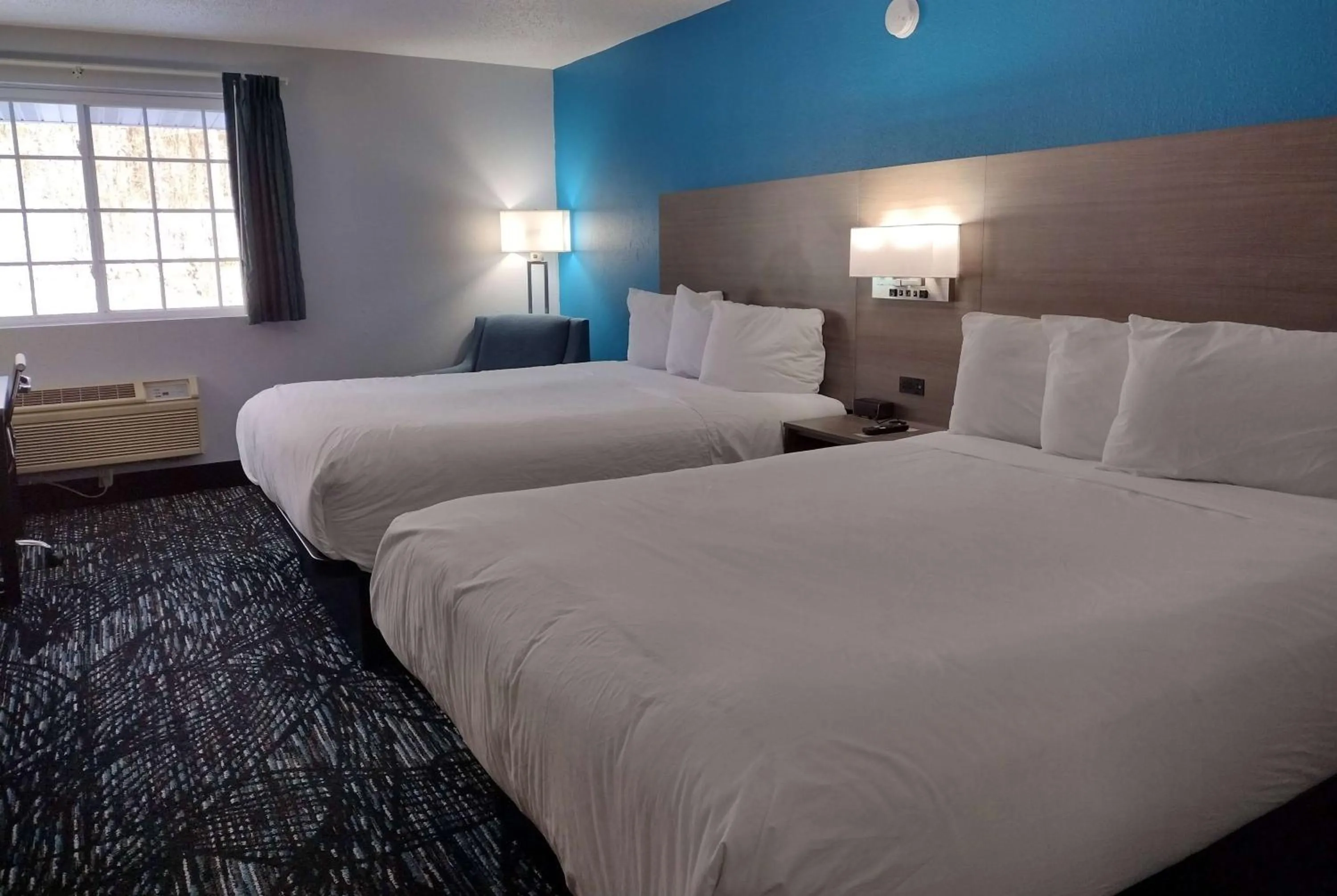 Photo of the whole room, Bed in Americas Best Value Inn - Duluth Spirit Mountain Inn