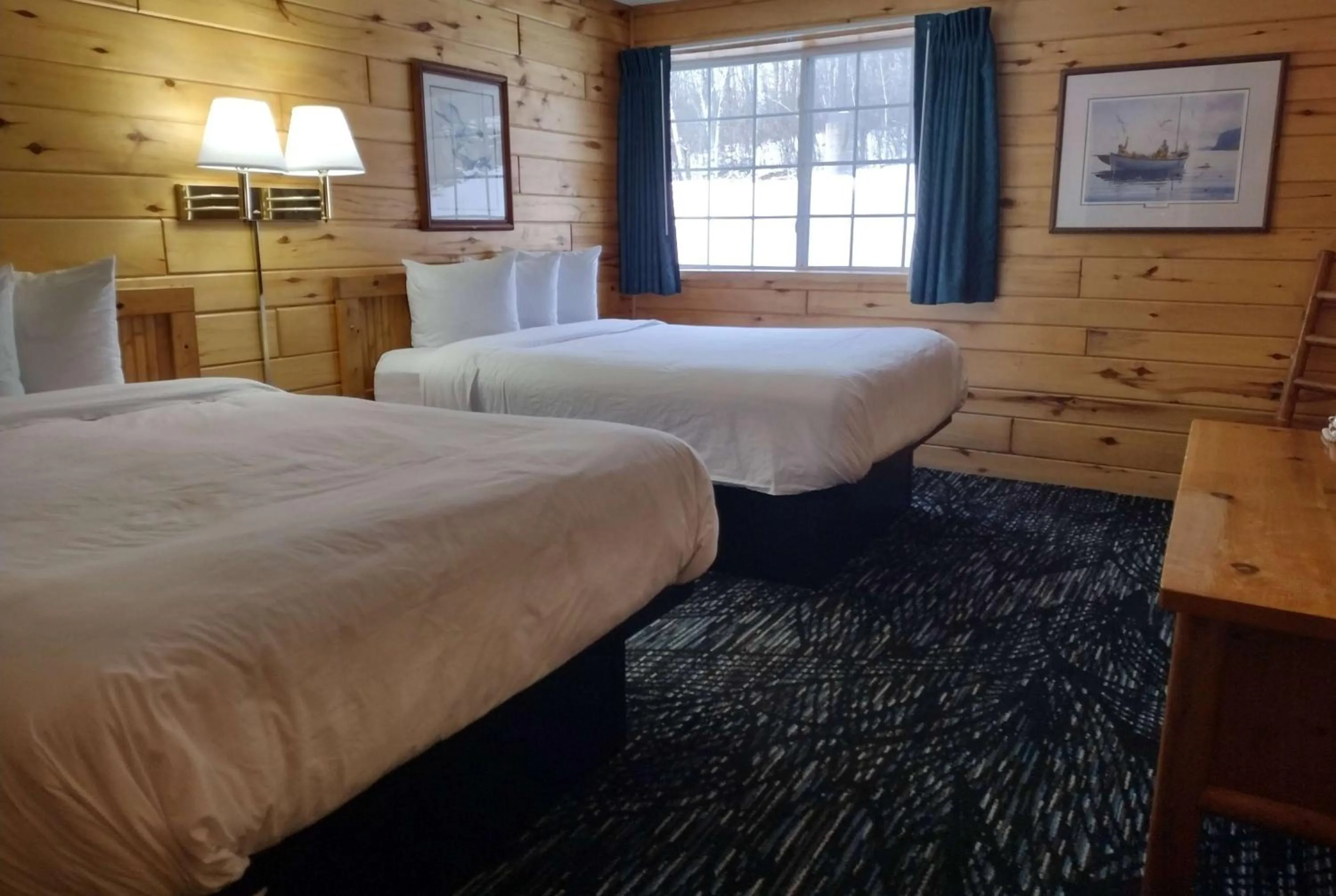 Photo of the whole room, Bed in Americas Best Value Inn - Duluth Spirit Mountain Inn