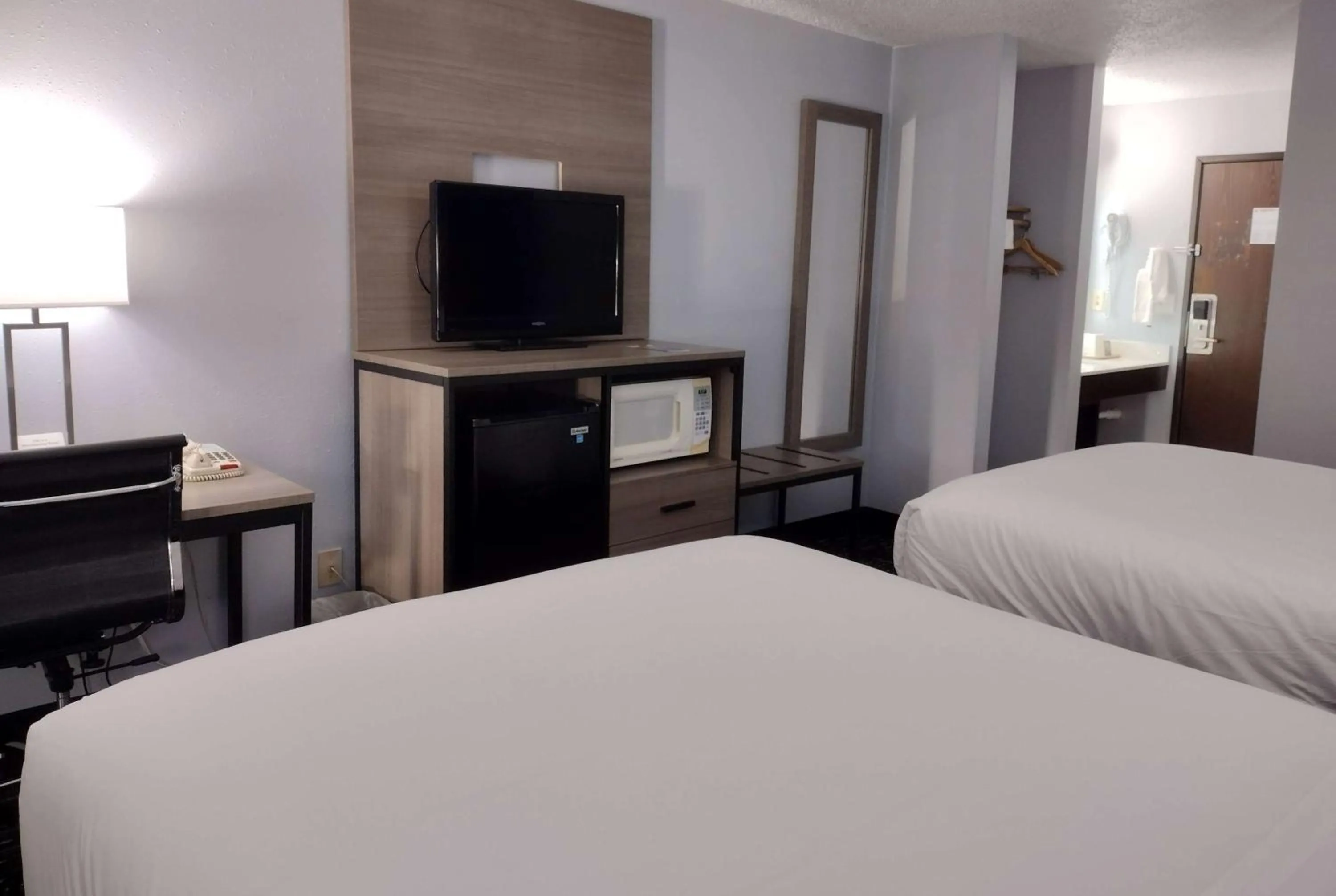 Photo of the whole room, Bed in Americas Best Value Inn - Duluth Spirit Mountain Inn