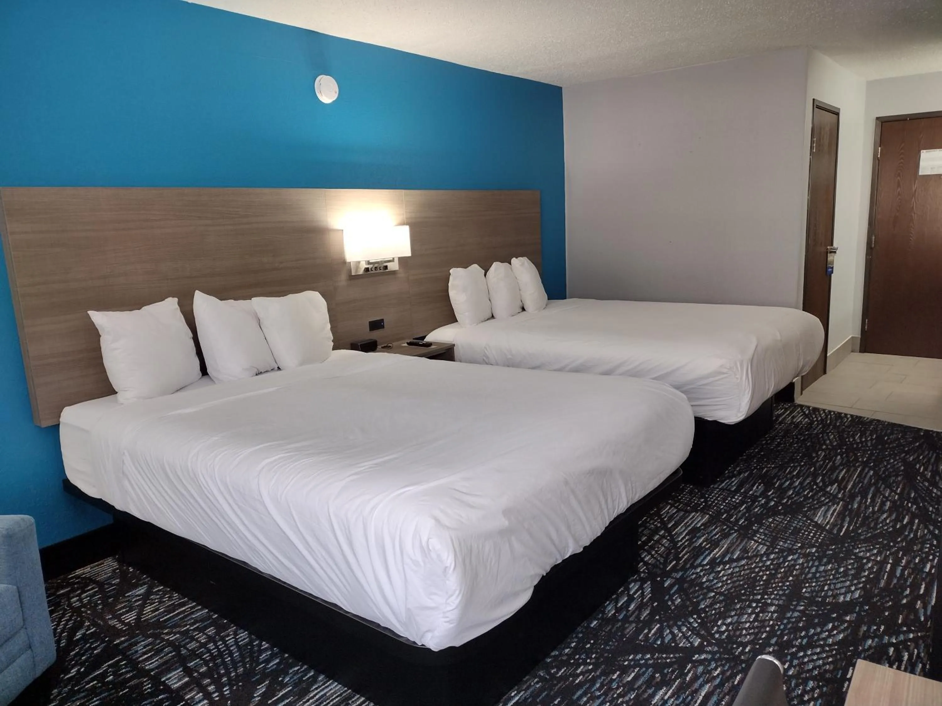 Bedroom, Bed in Americas Best Value Inn - Duluth Spirit Mountain Inn