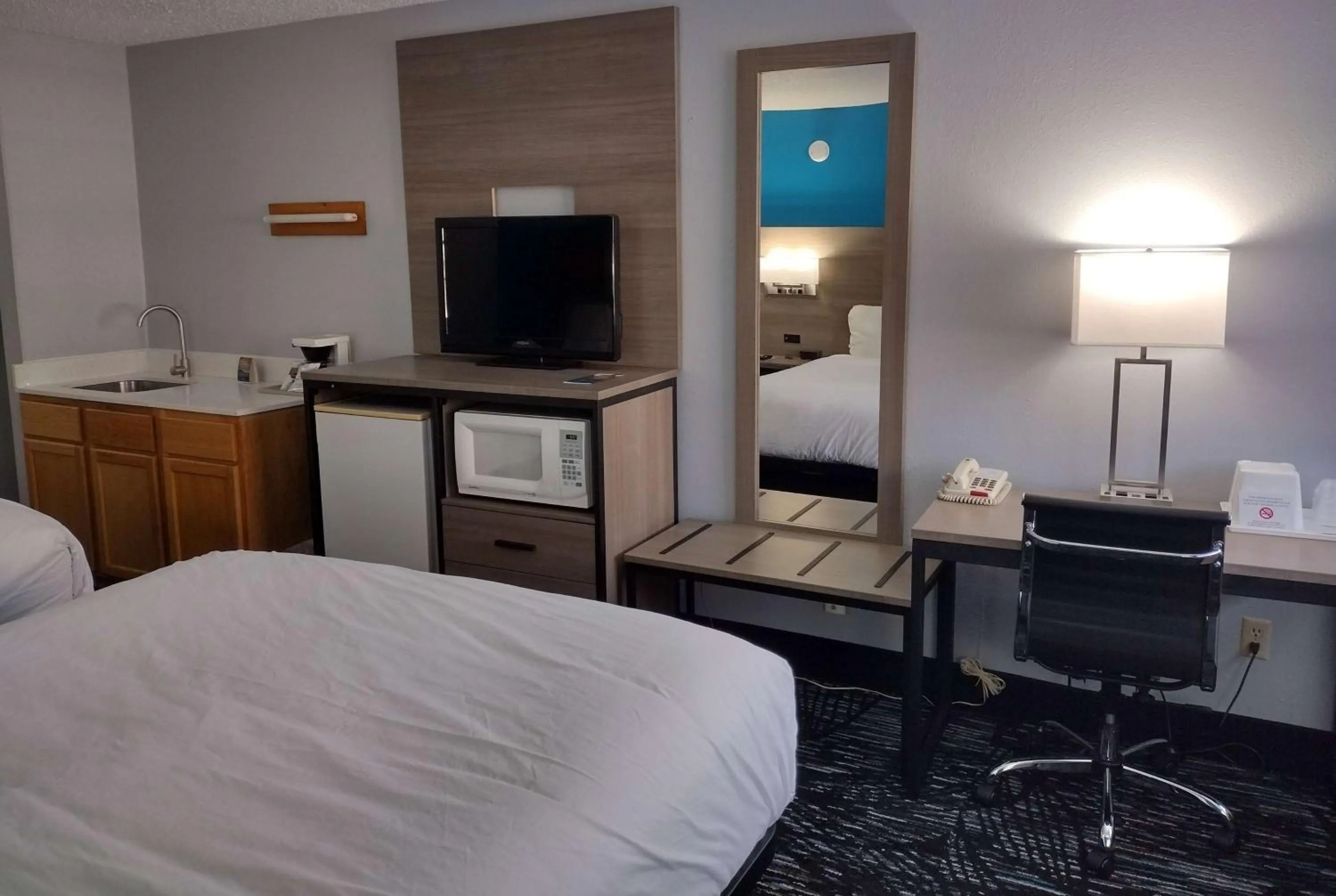 Photo of the whole room, Bed in Americas Best Value Inn - Duluth Spirit Mountain Inn