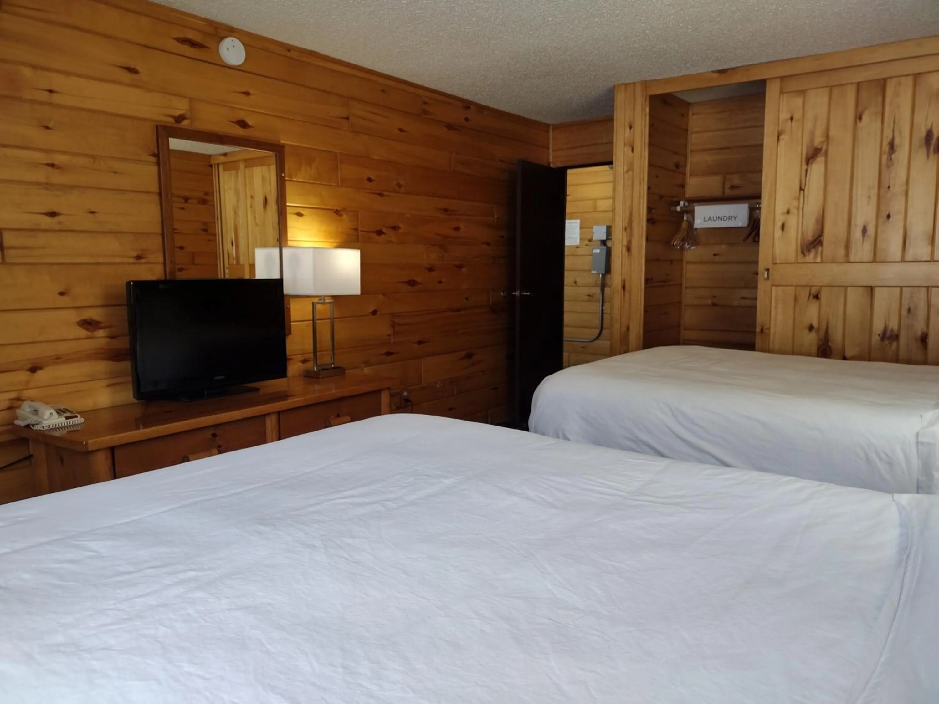 Bedroom, Bed in Americas Best Value Inn - Duluth Spirit Mountain Inn