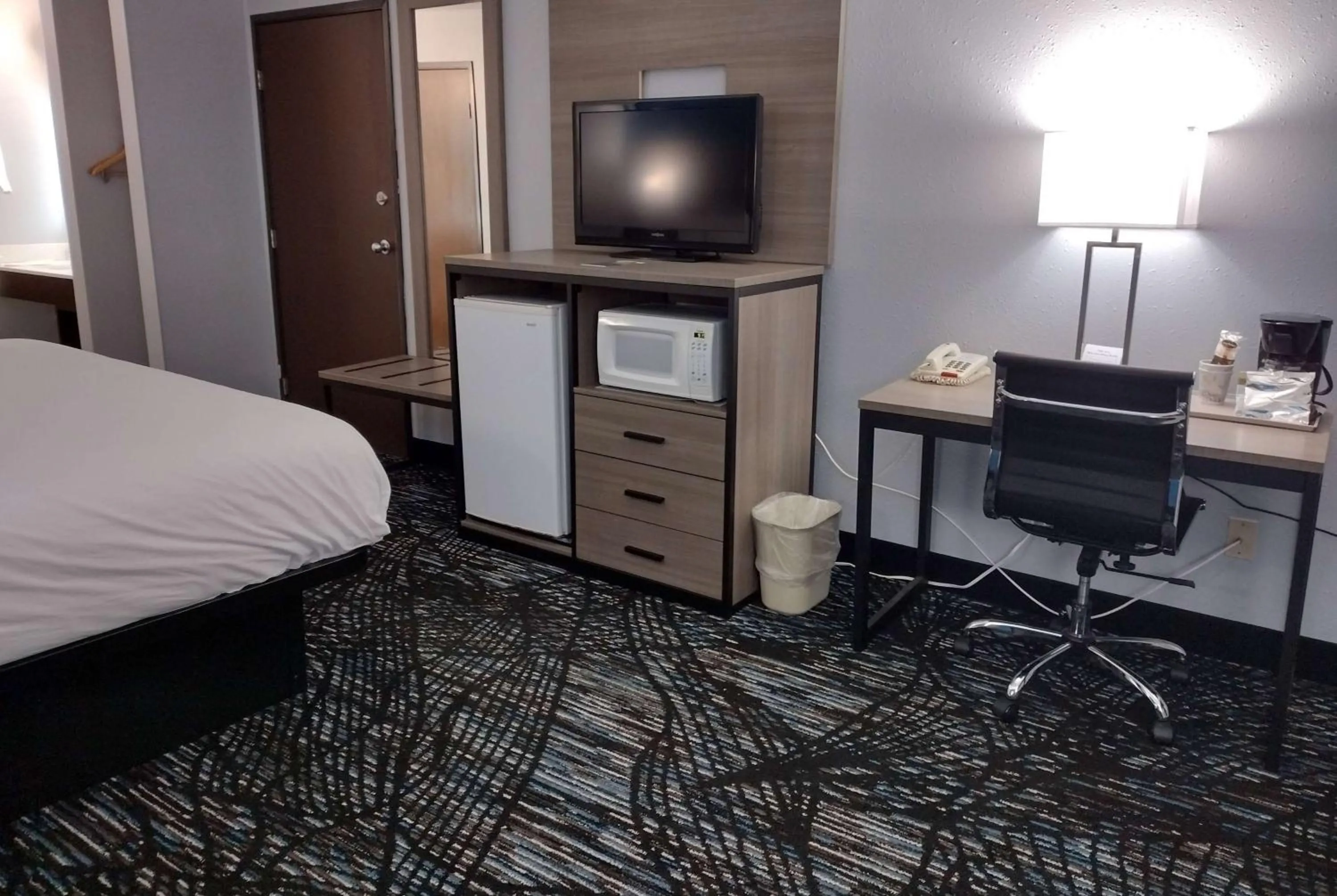 Photo of the whole room, Bed in Americas Best Value Inn - Duluth Spirit Mountain Inn