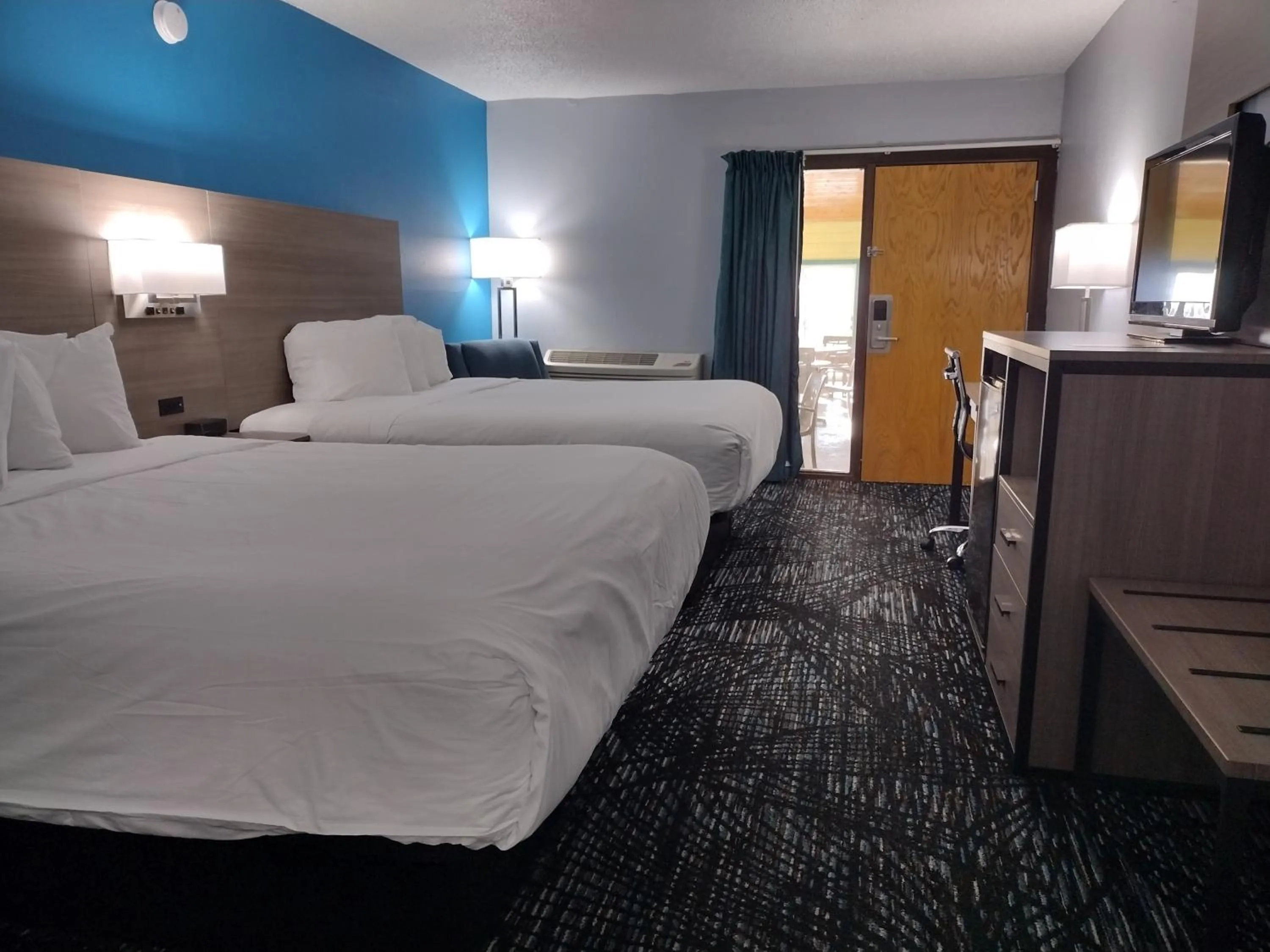 Bedroom, Bed in Americas Best Value Inn - Duluth Spirit Mountain Inn