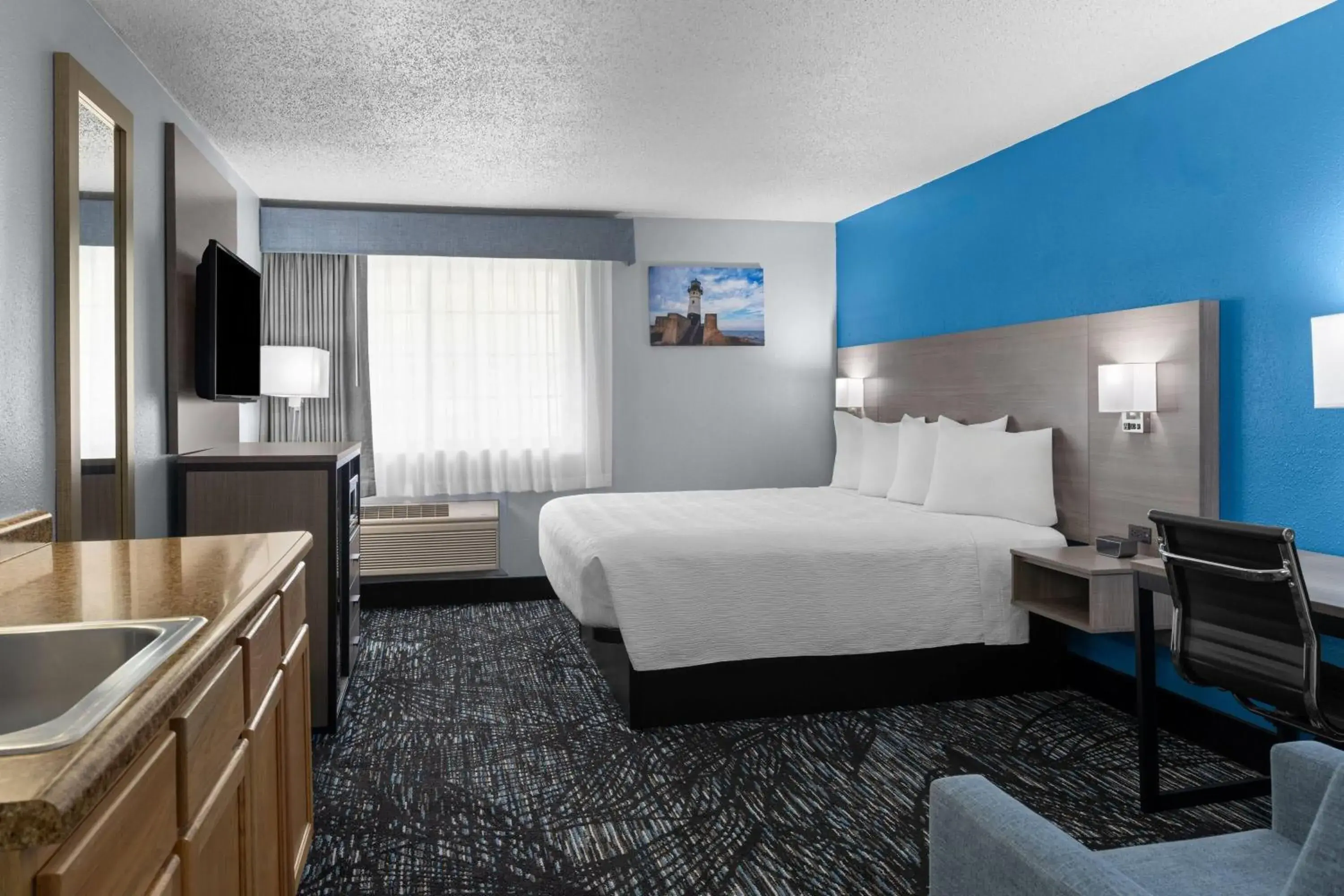 Photo of the whole room, Bed in Baymont by Wyndham Duluth Spirit Mountain Photo of the whole room, Bed in Baymont by Wyndham Duluth Spirit Mountain