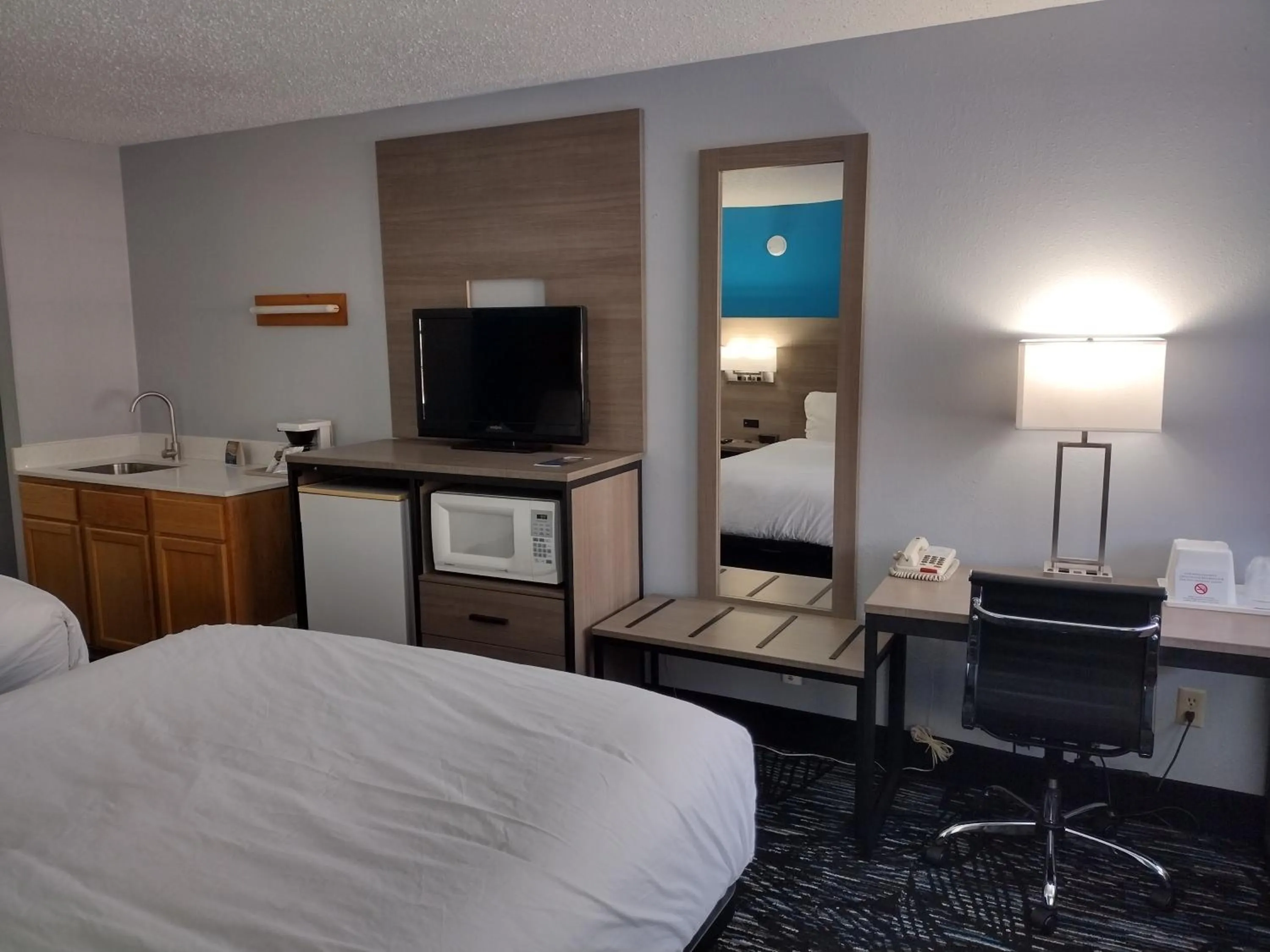 Seating area, Bed in Americas Best Value Inn - Duluth Spirit Mountain Inn